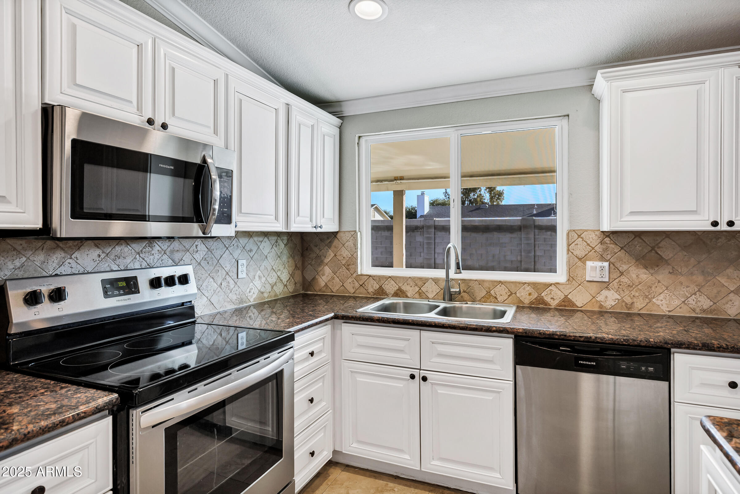 1605 W MARIPOSA Drive