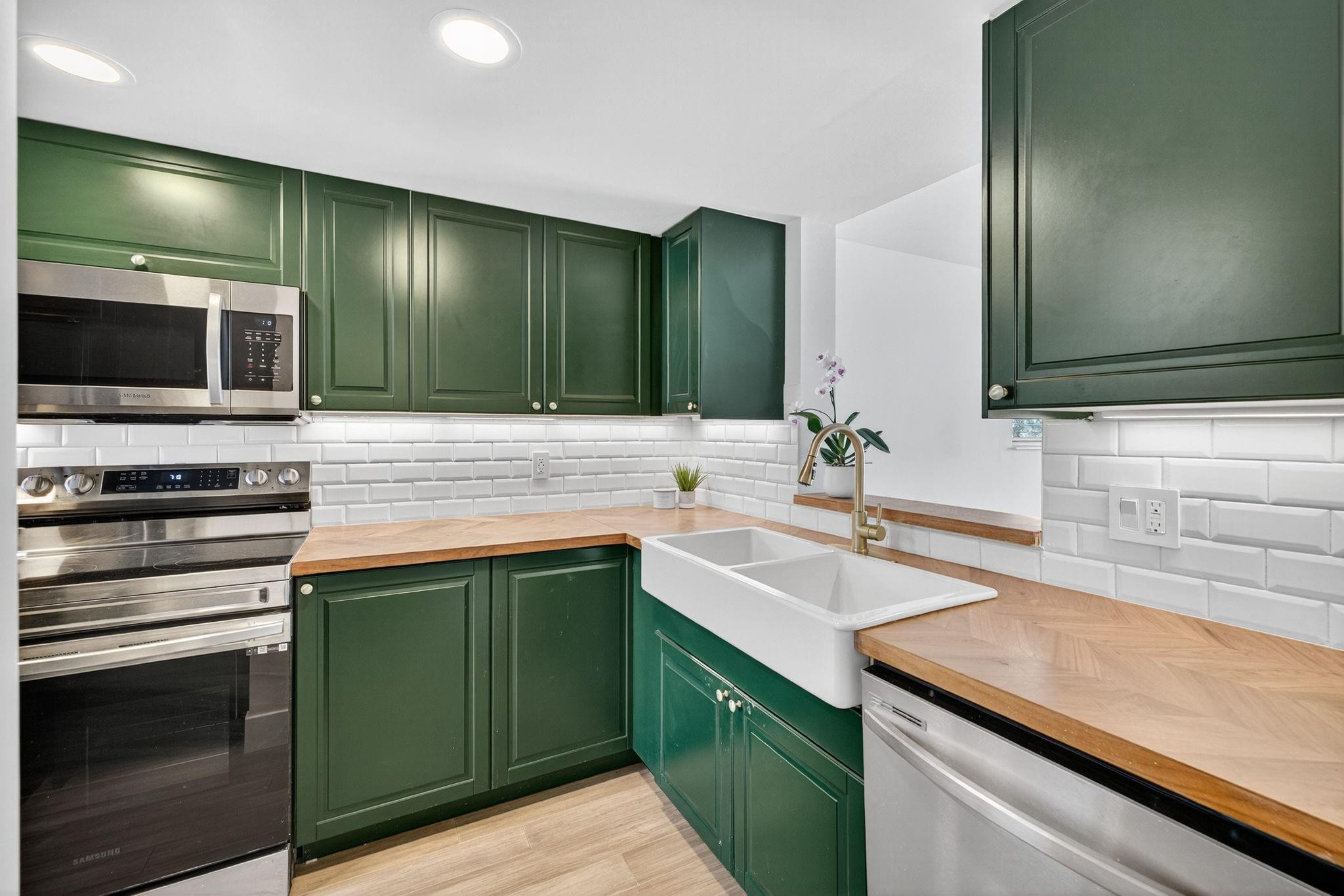 2707 NE 14th St Causeway 401