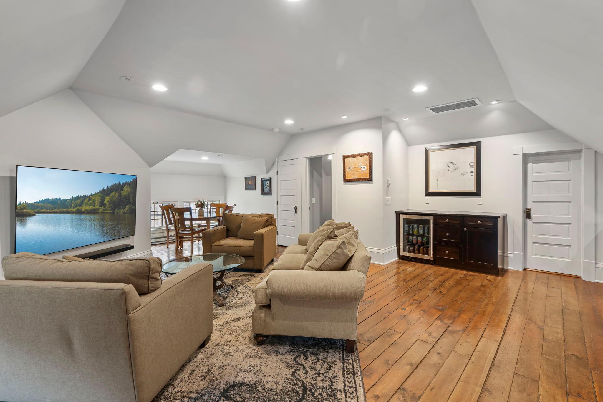 884 Lincoln Avenue