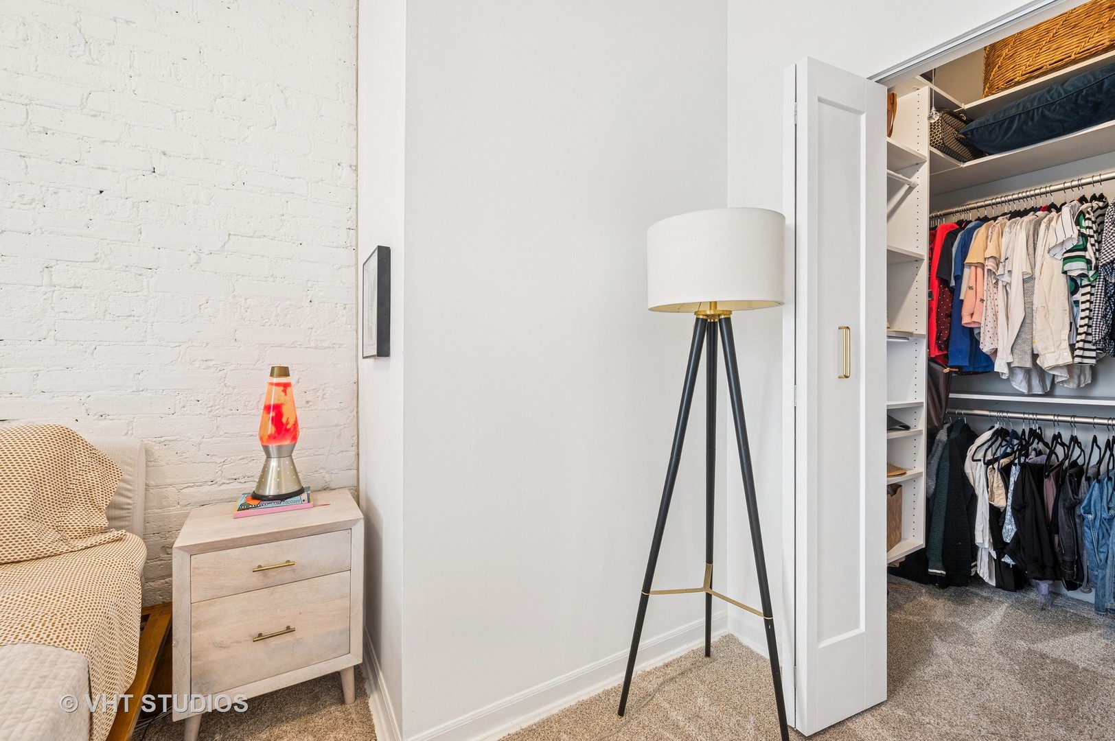 850 W Cornelia Avenue Unit: 102