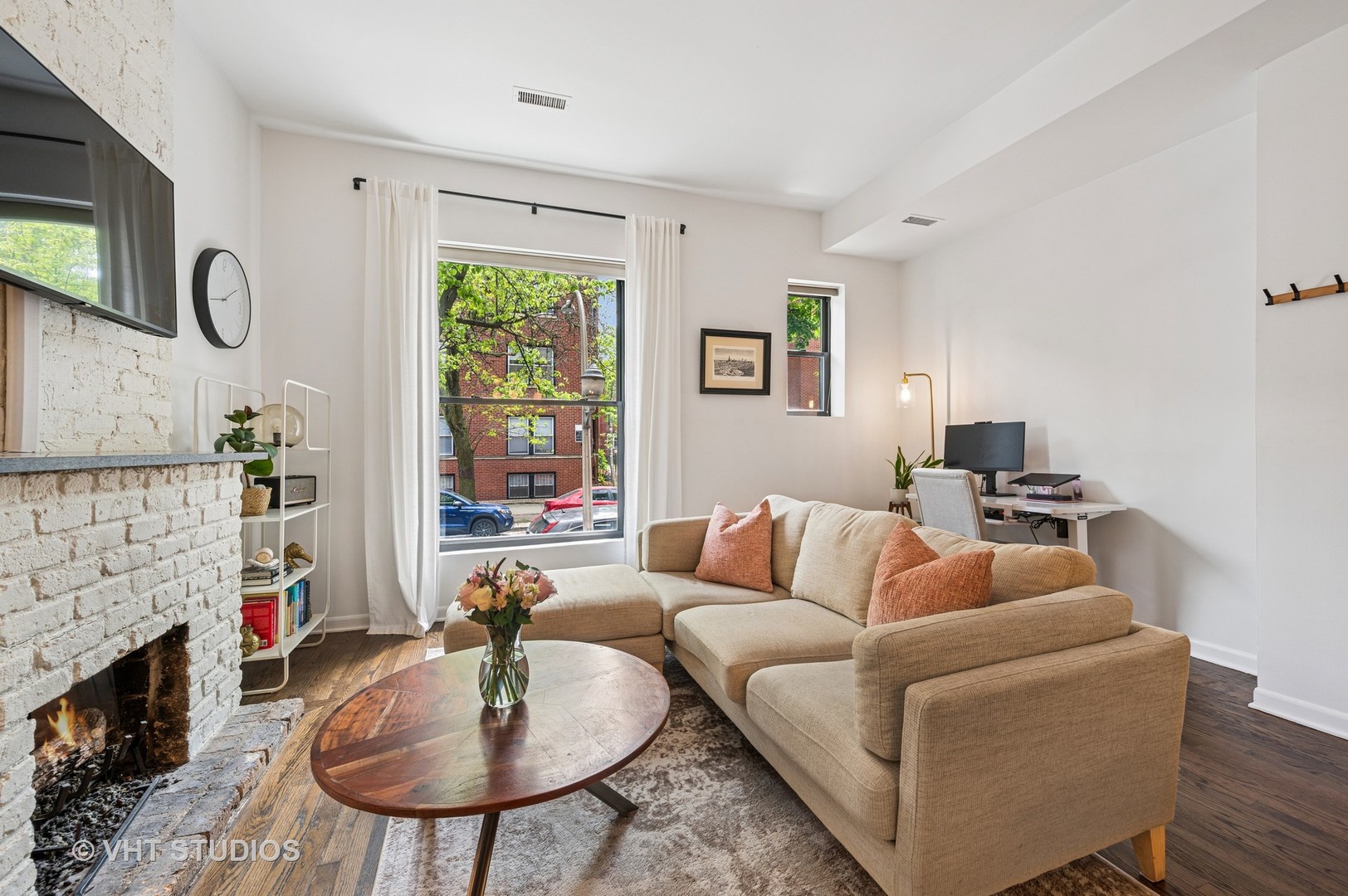 850 W Cornelia Avenue Unit: 102