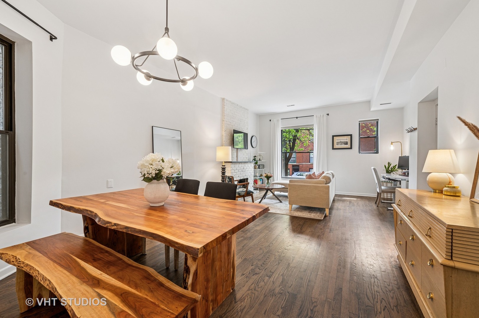 850 W Cornelia Avenue Unit: 102