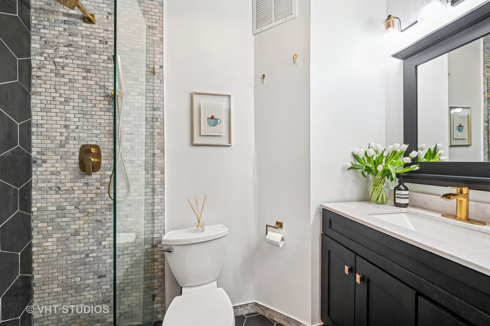 850 W Cornelia Avenue Unit: 102