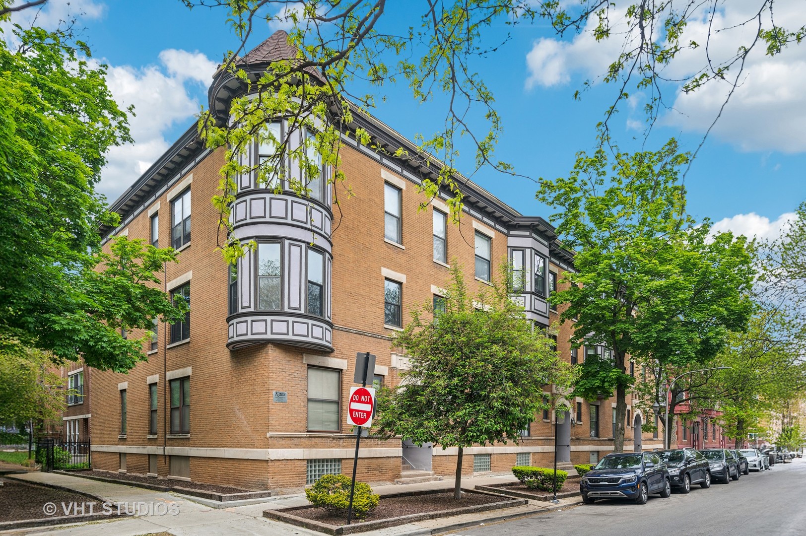 850 W Cornelia Avenue Unit: 102