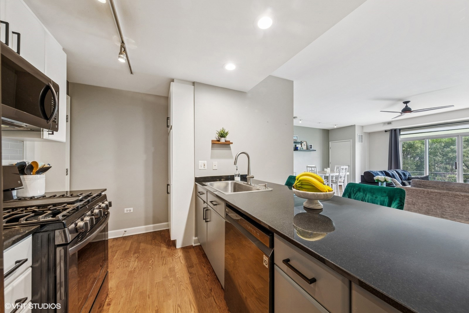 680 N Green Street Unit: 402