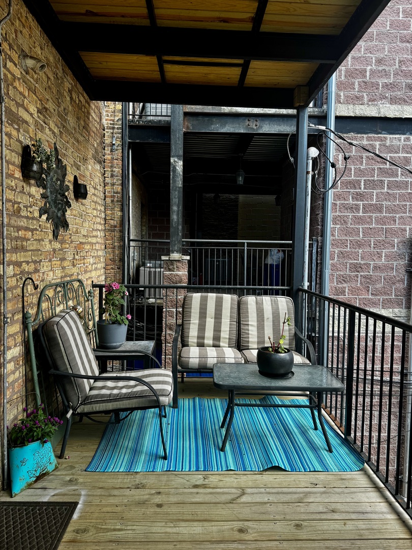 948 W Addison Street Unit: 2