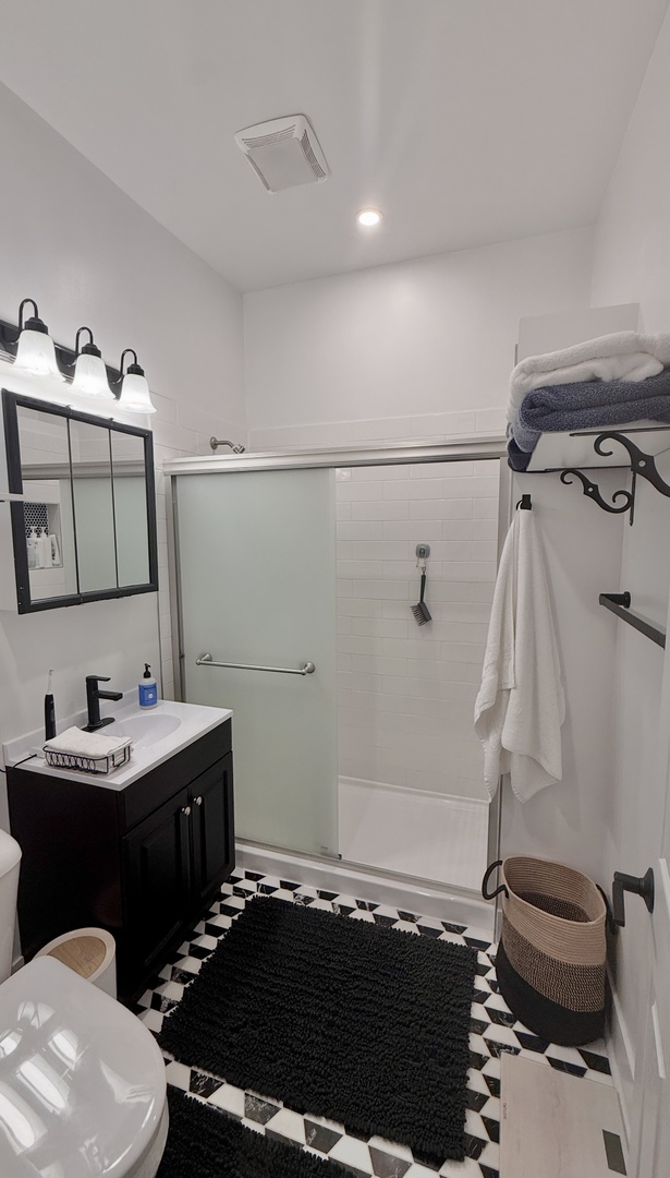 948 W Addison Street Unit: 3