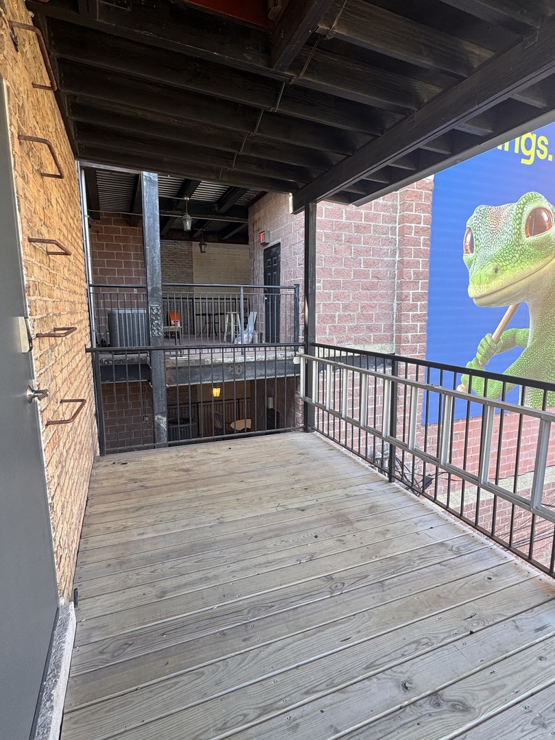 948 W Addison Street Unit: 3