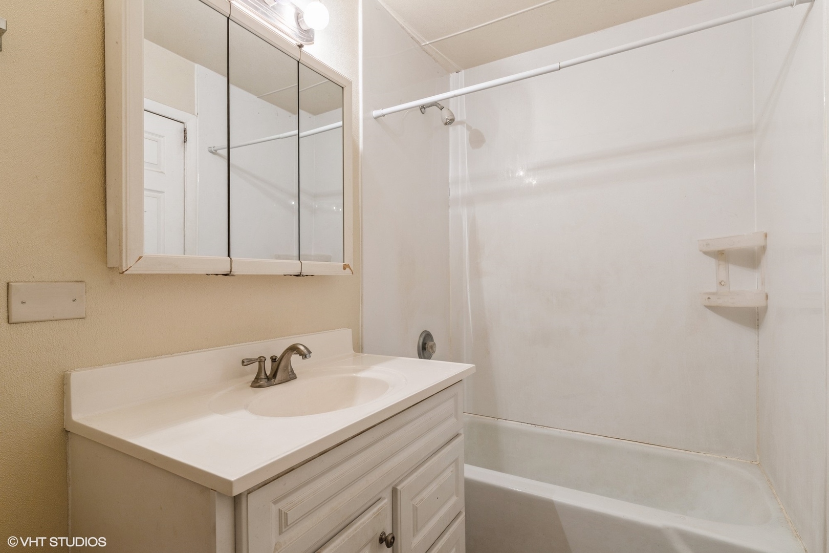 942 E Old Willow Road Unit: 101