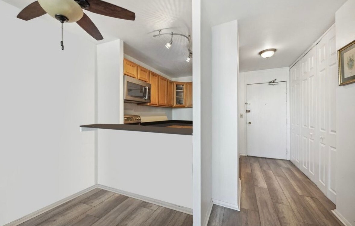 88 W SCHILLER Street Unit: 2305L