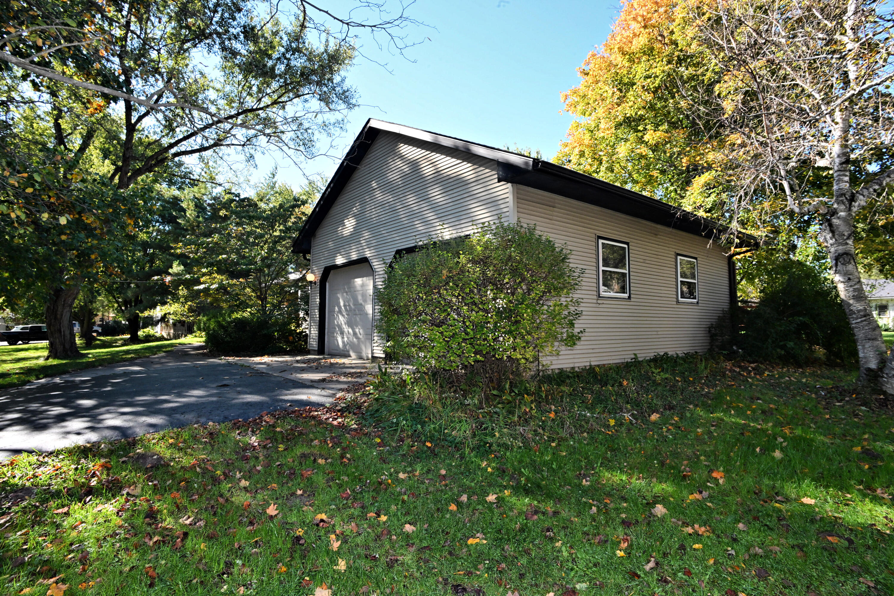 922 N County Line Road
