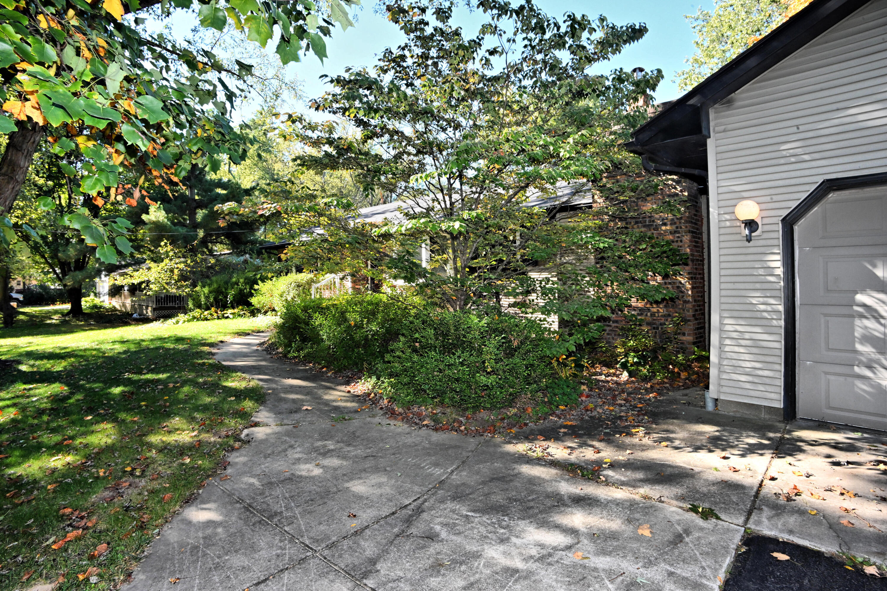 922 N County Line Road