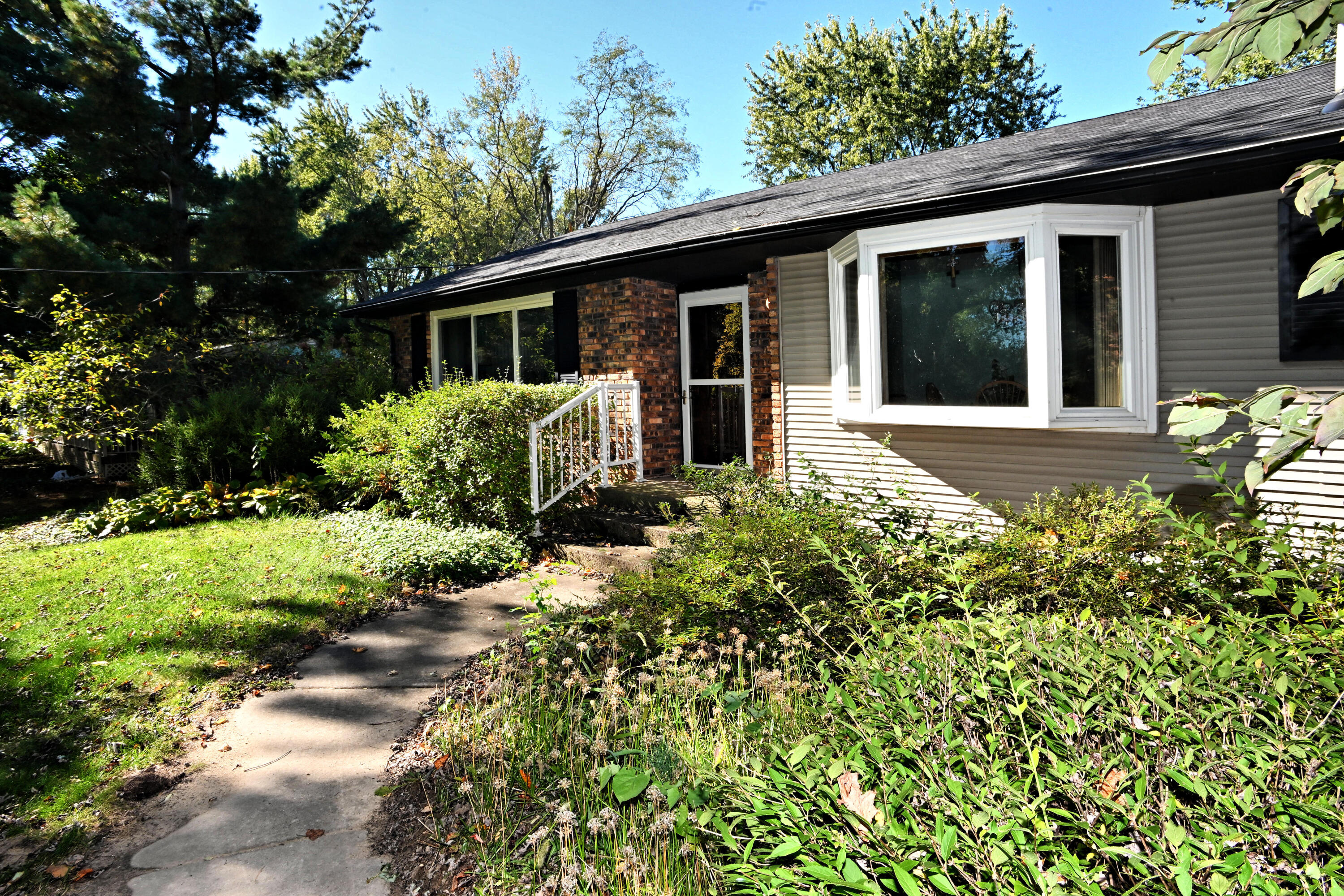 922 N County Line Road