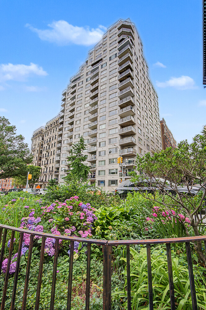 60 RIVERSIDE Drive 3H