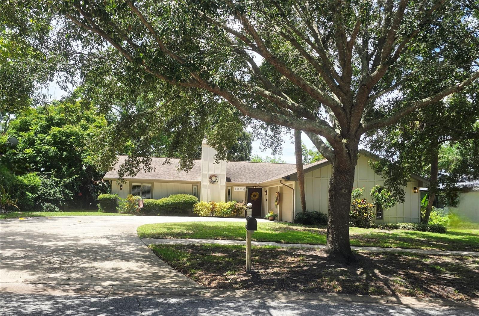 1404 RED OAK DR