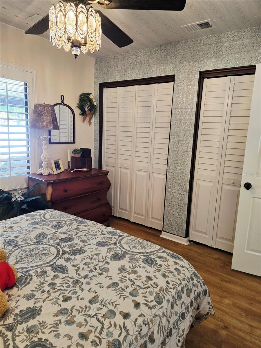 1404 RED OAK DR