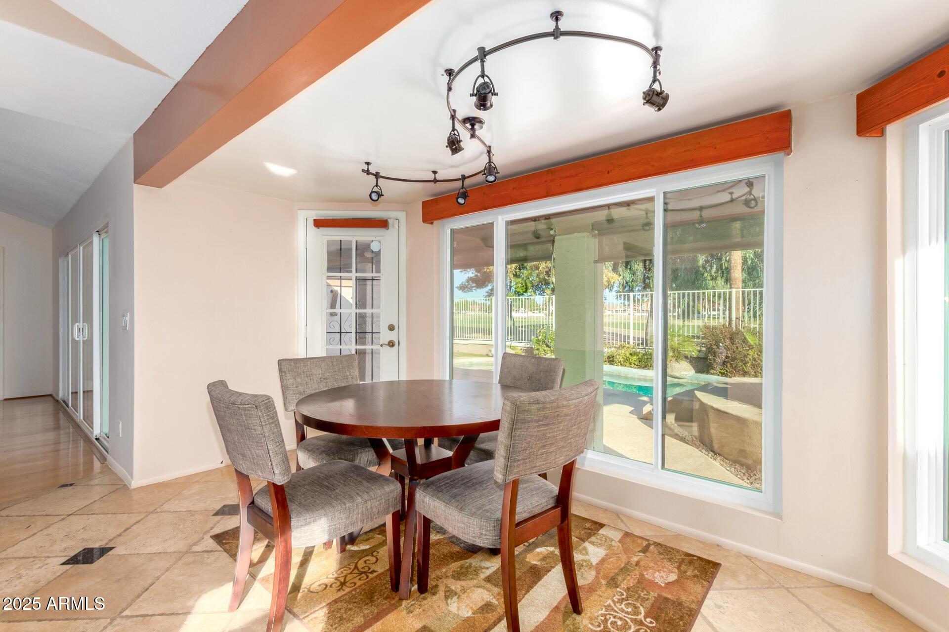 7634 W JULIE Drive, Glendale