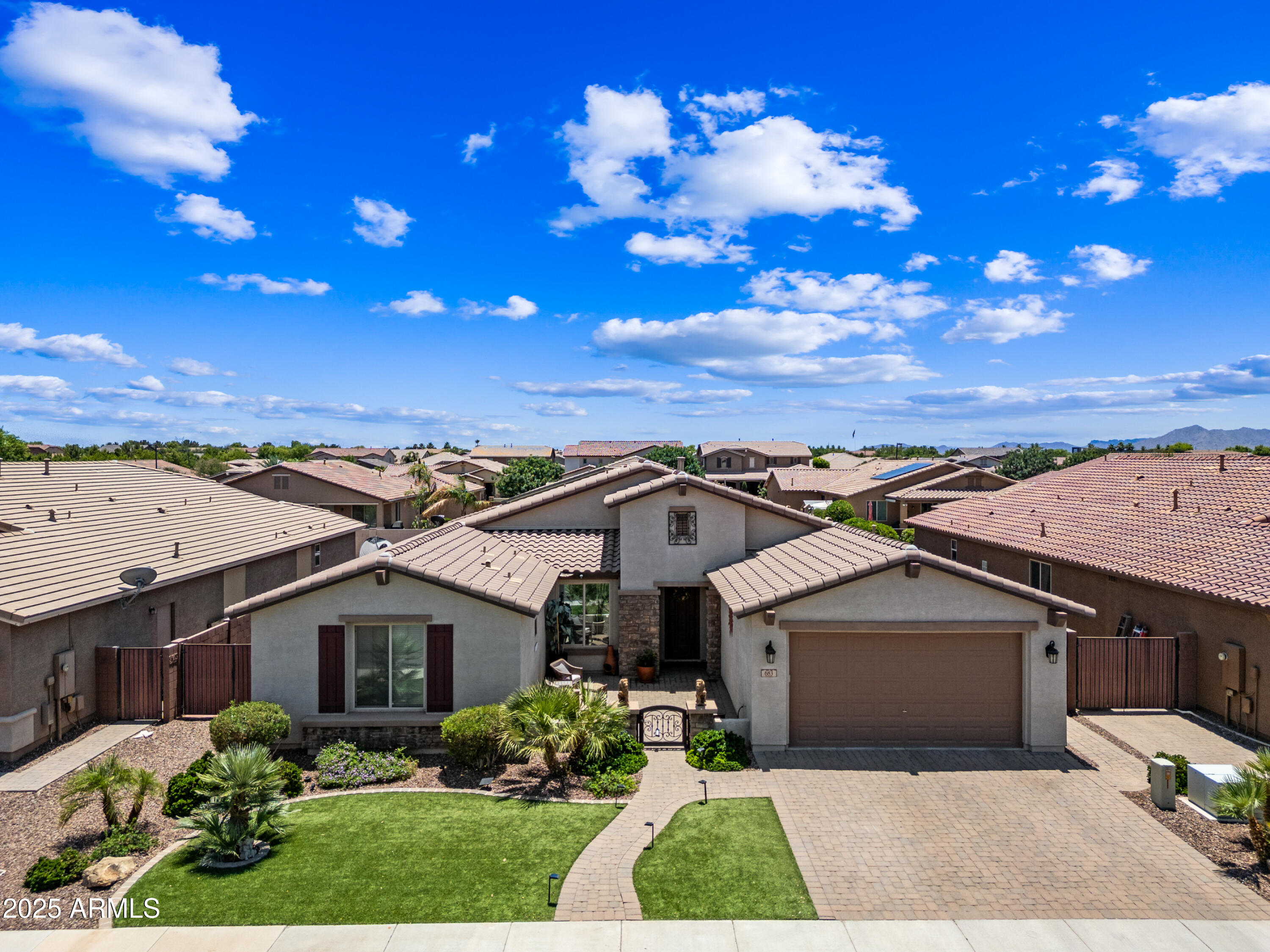 683 W HONEY LOCUST Avenue