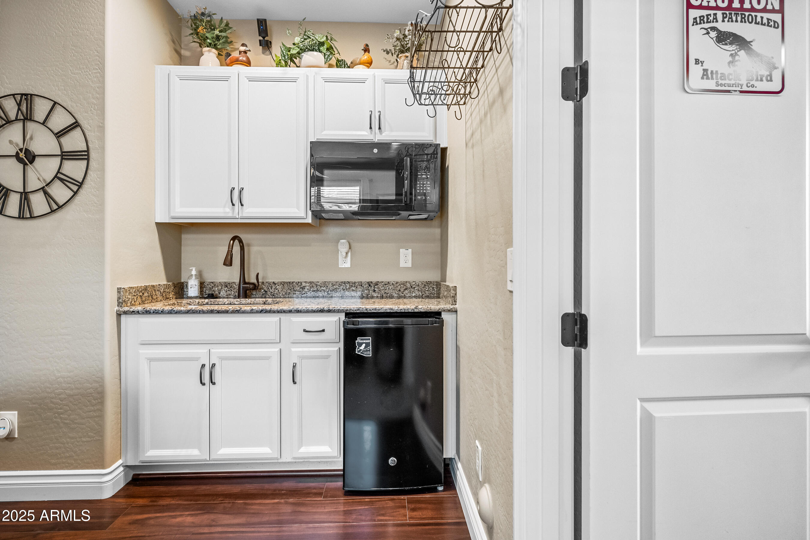 683 W HONEY LOCUST Avenue