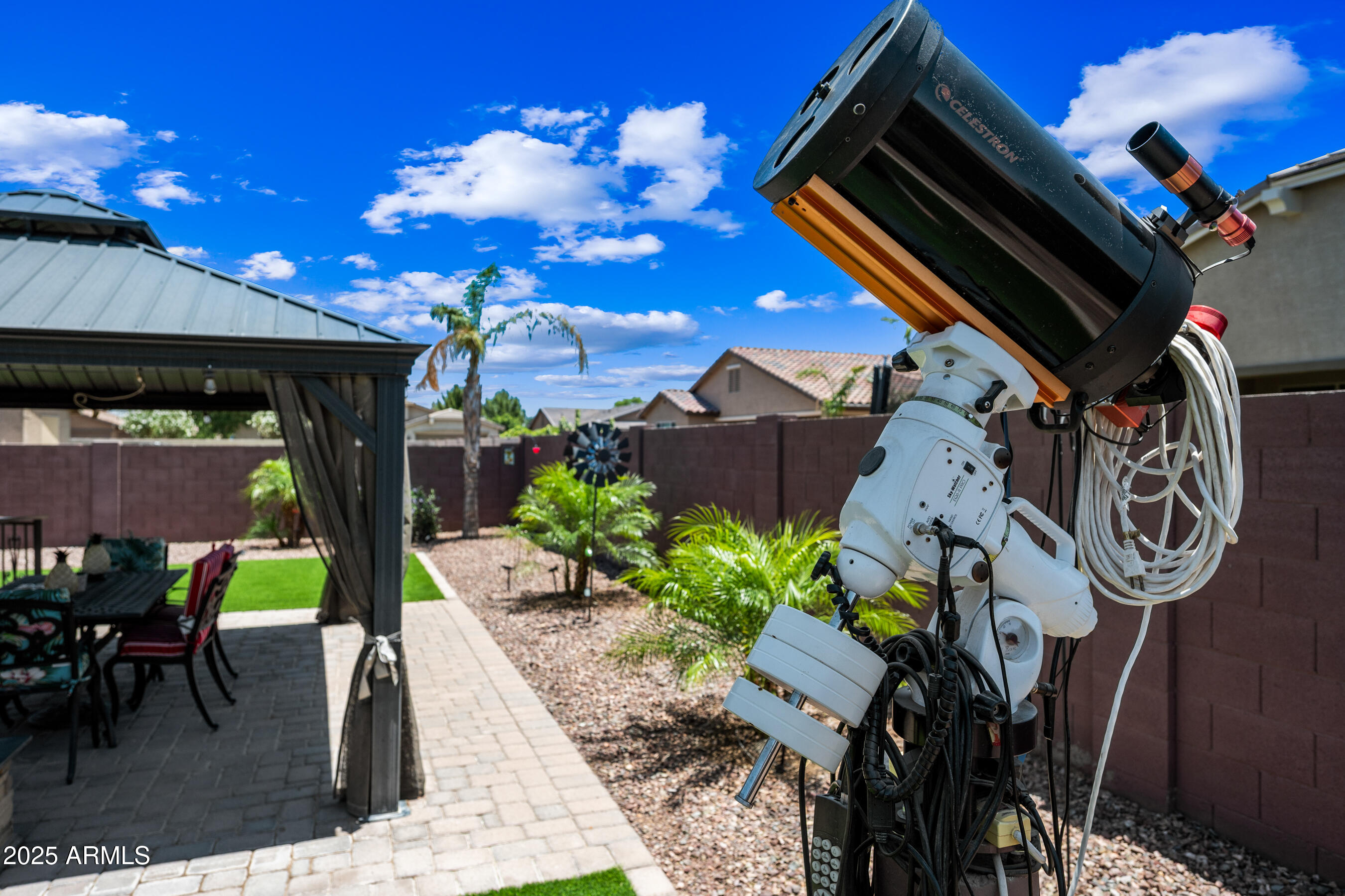 683 W HONEY LOCUST Avenue