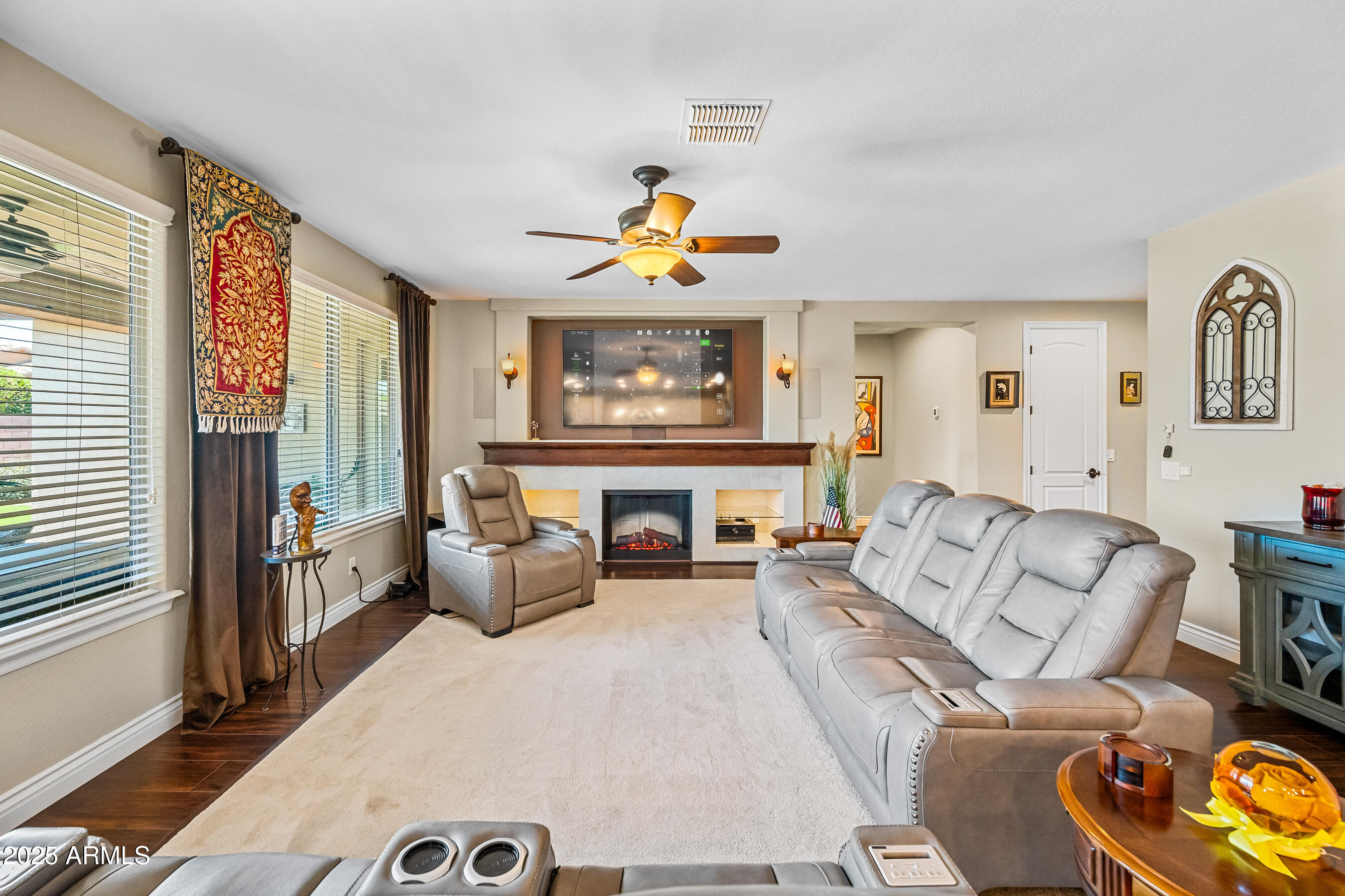 683 W HONEY LOCUST Avenue