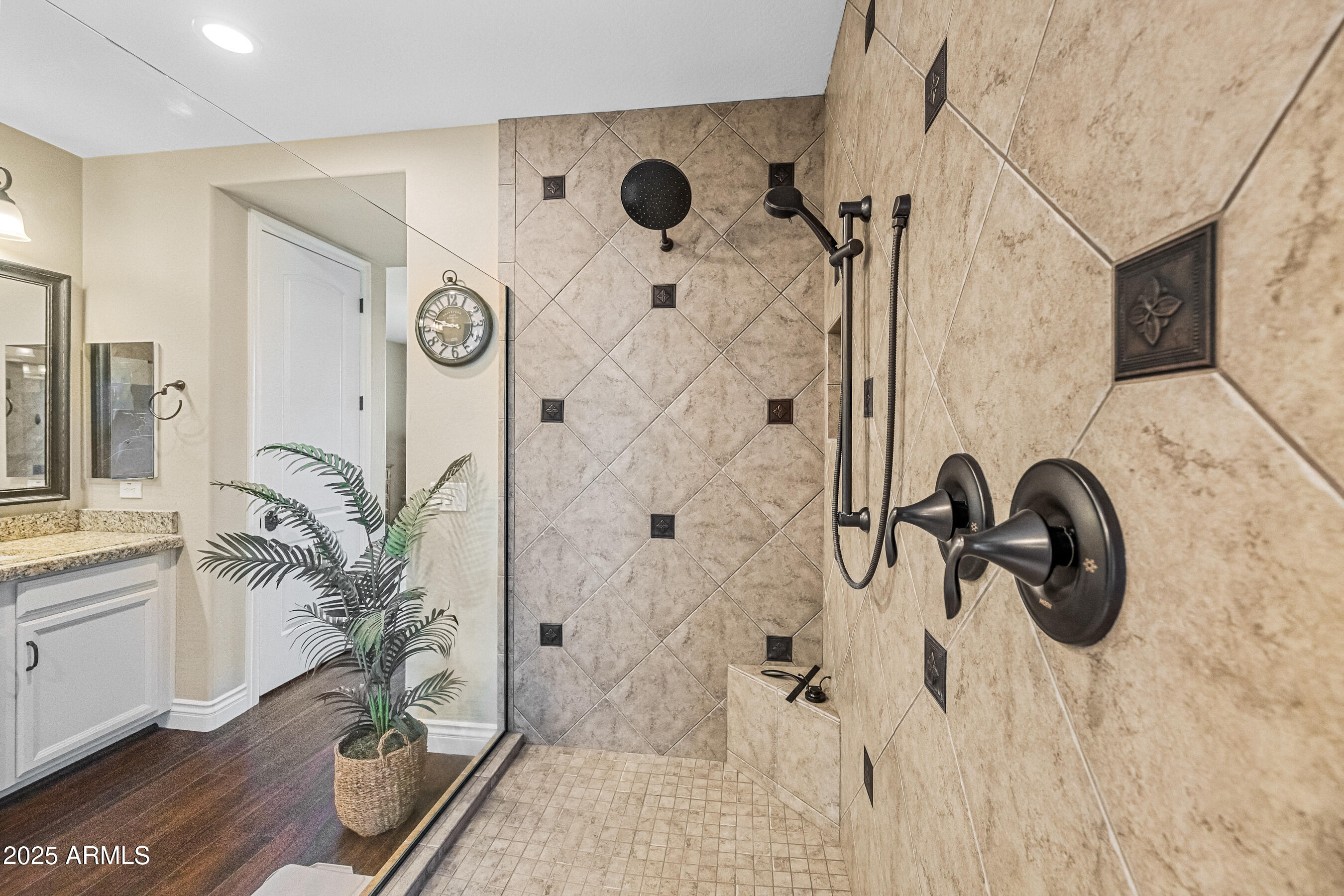 683 W HONEY LOCUST Avenue