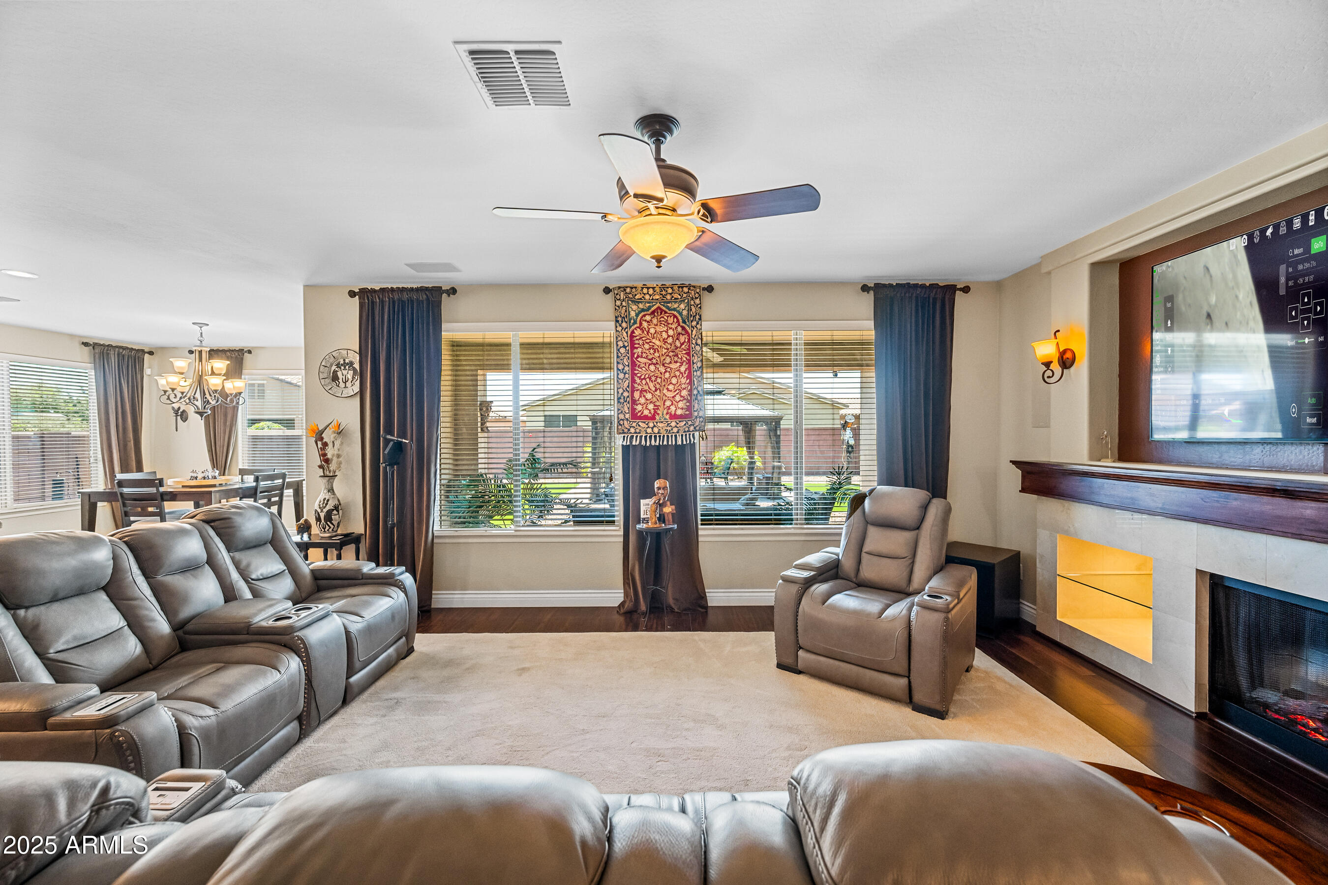 683 W HONEY LOCUST Avenue