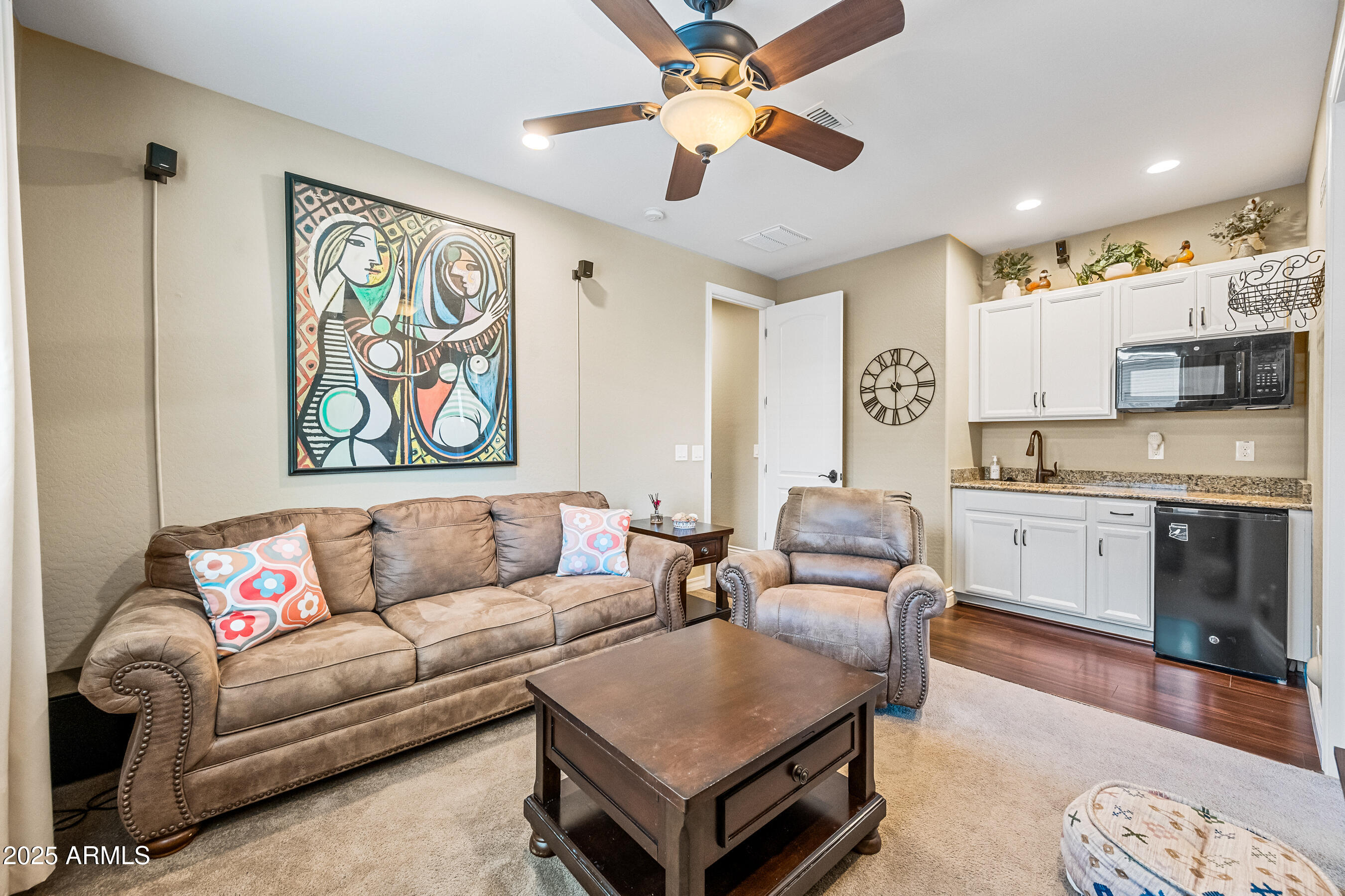 683 W HONEY LOCUST Avenue