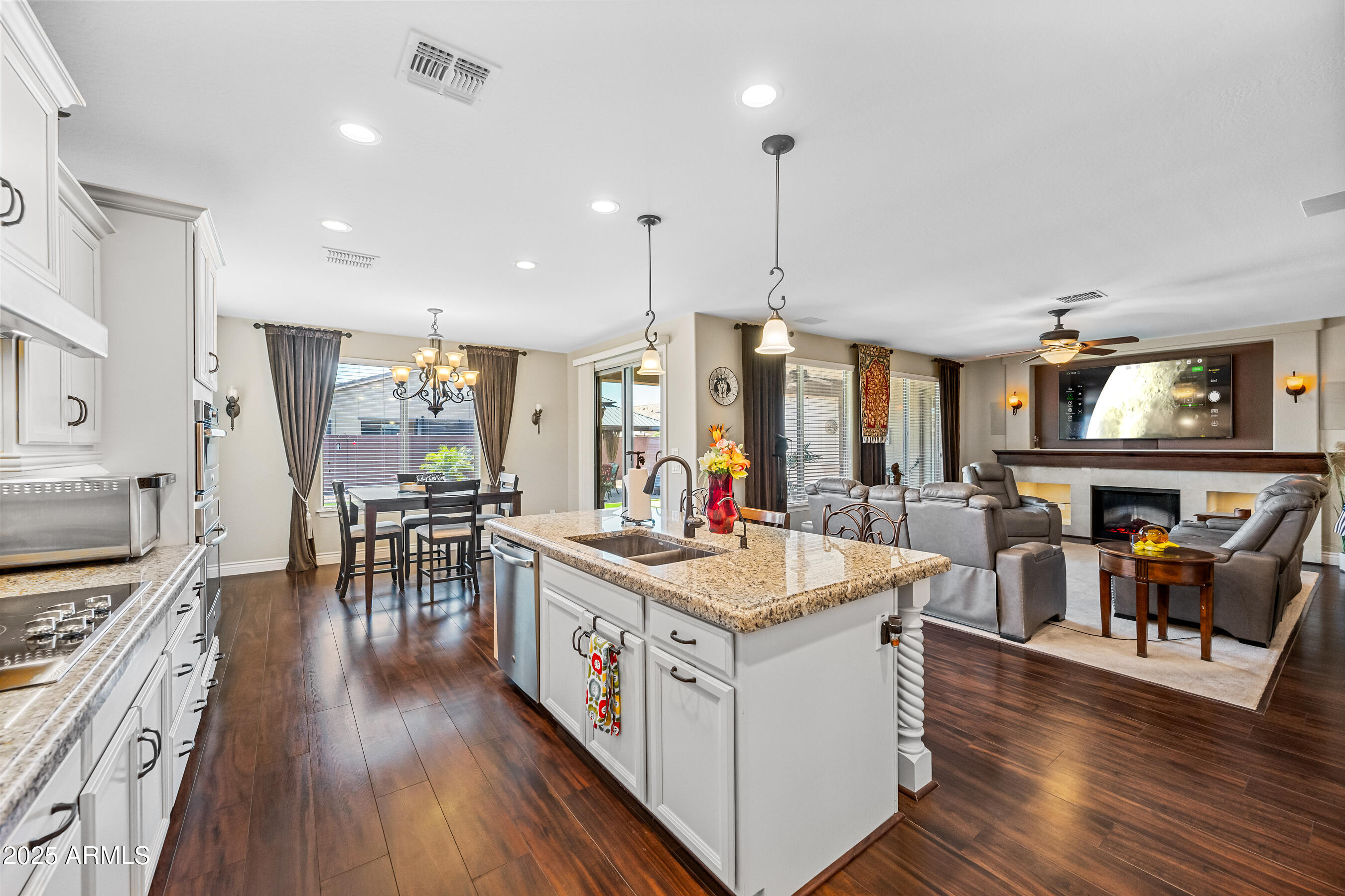 683 W HONEY LOCUST Avenue