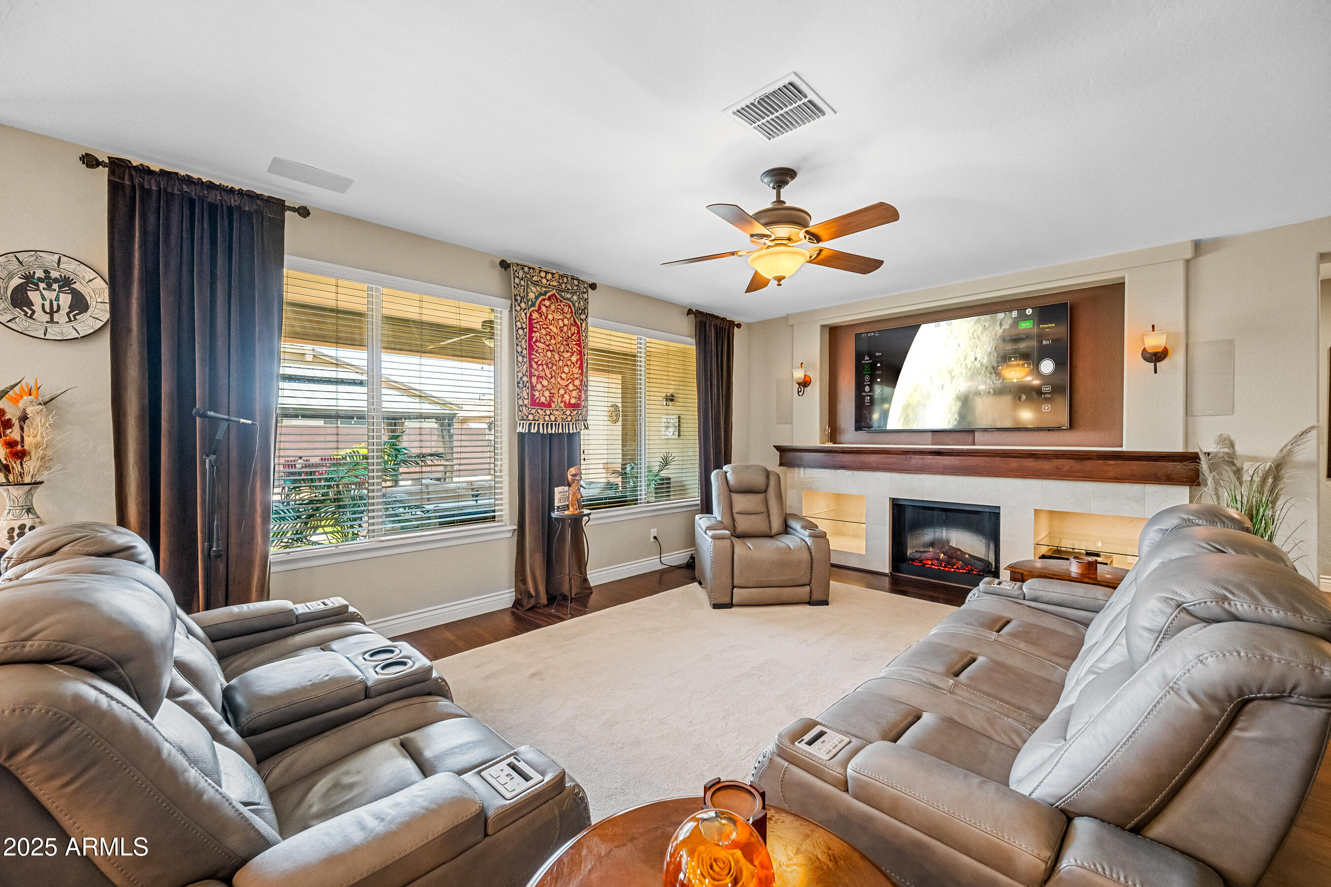 683 W HONEY LOCUST Avenue