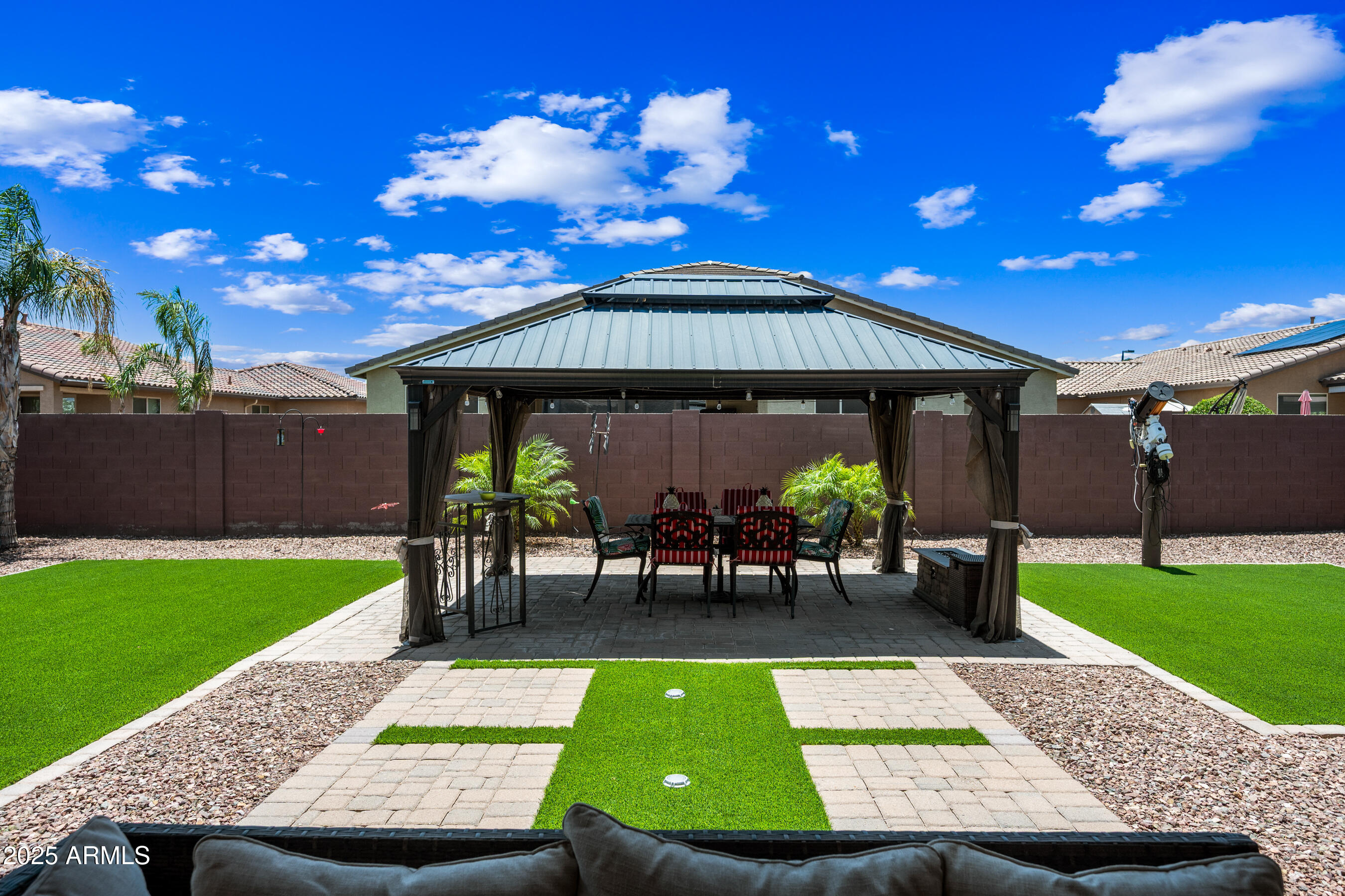 683 W HONEY LOCUST Avenue