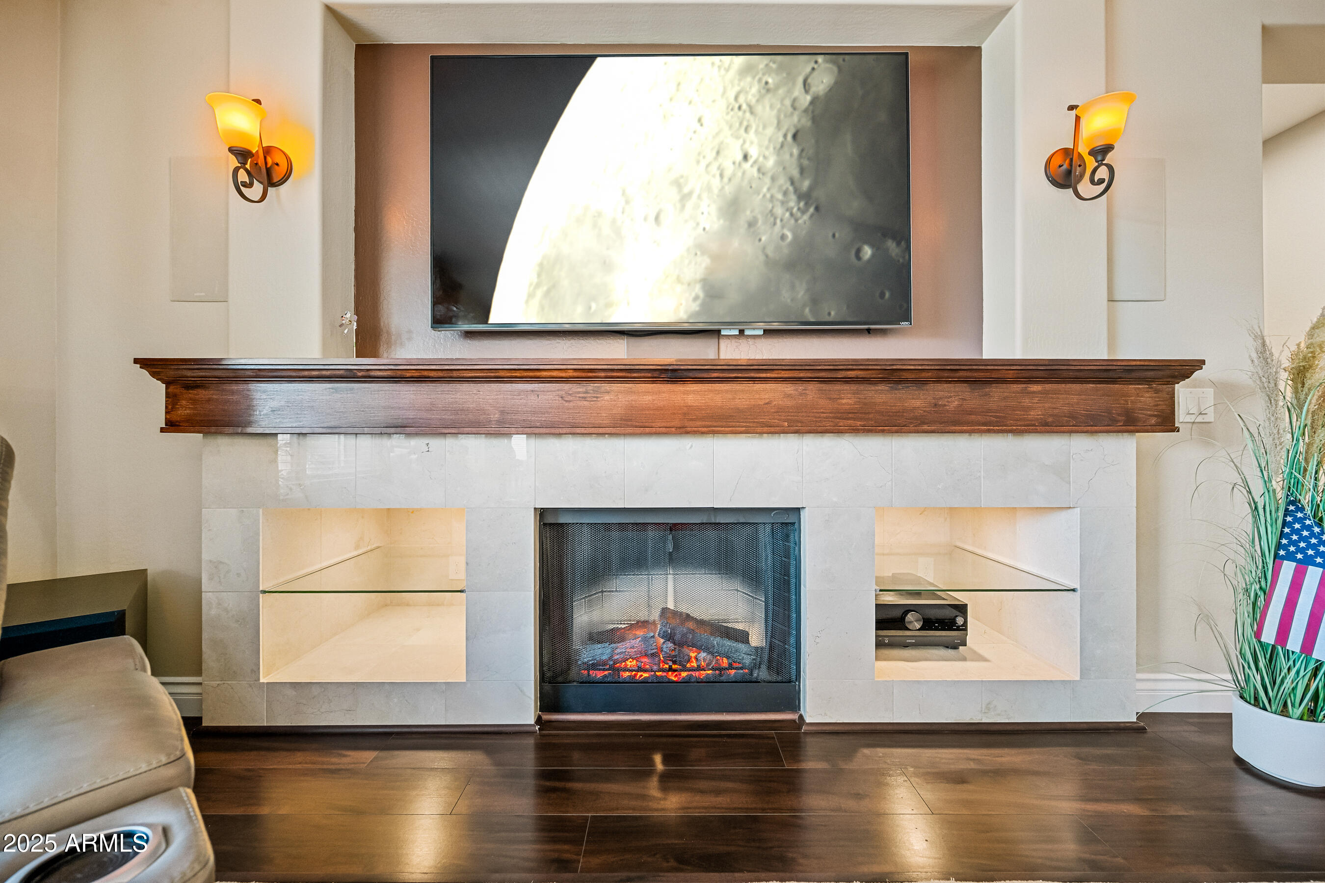 683 W HONEY LOCUST Avenue