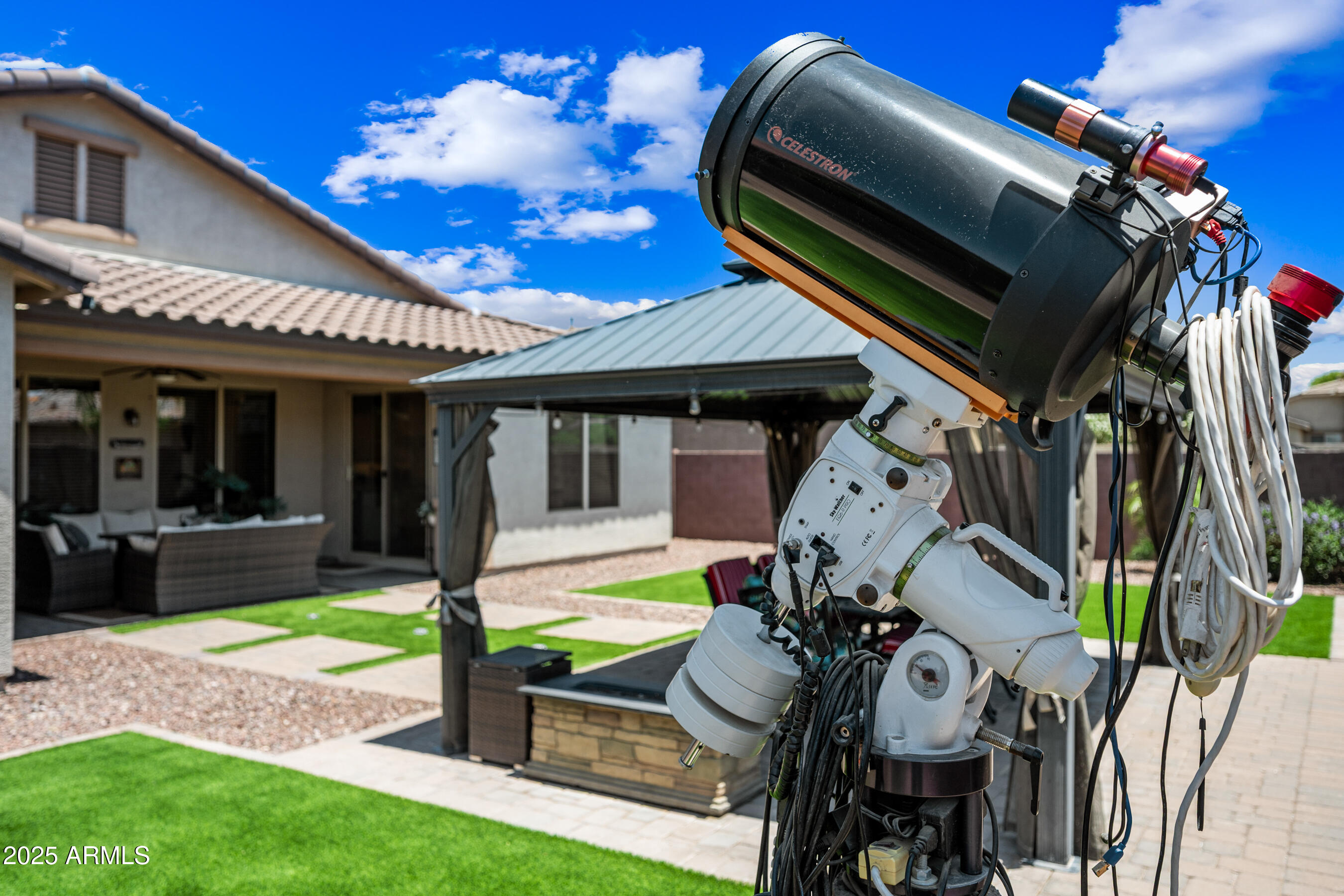 683 W HONEY LOCUST Avenue