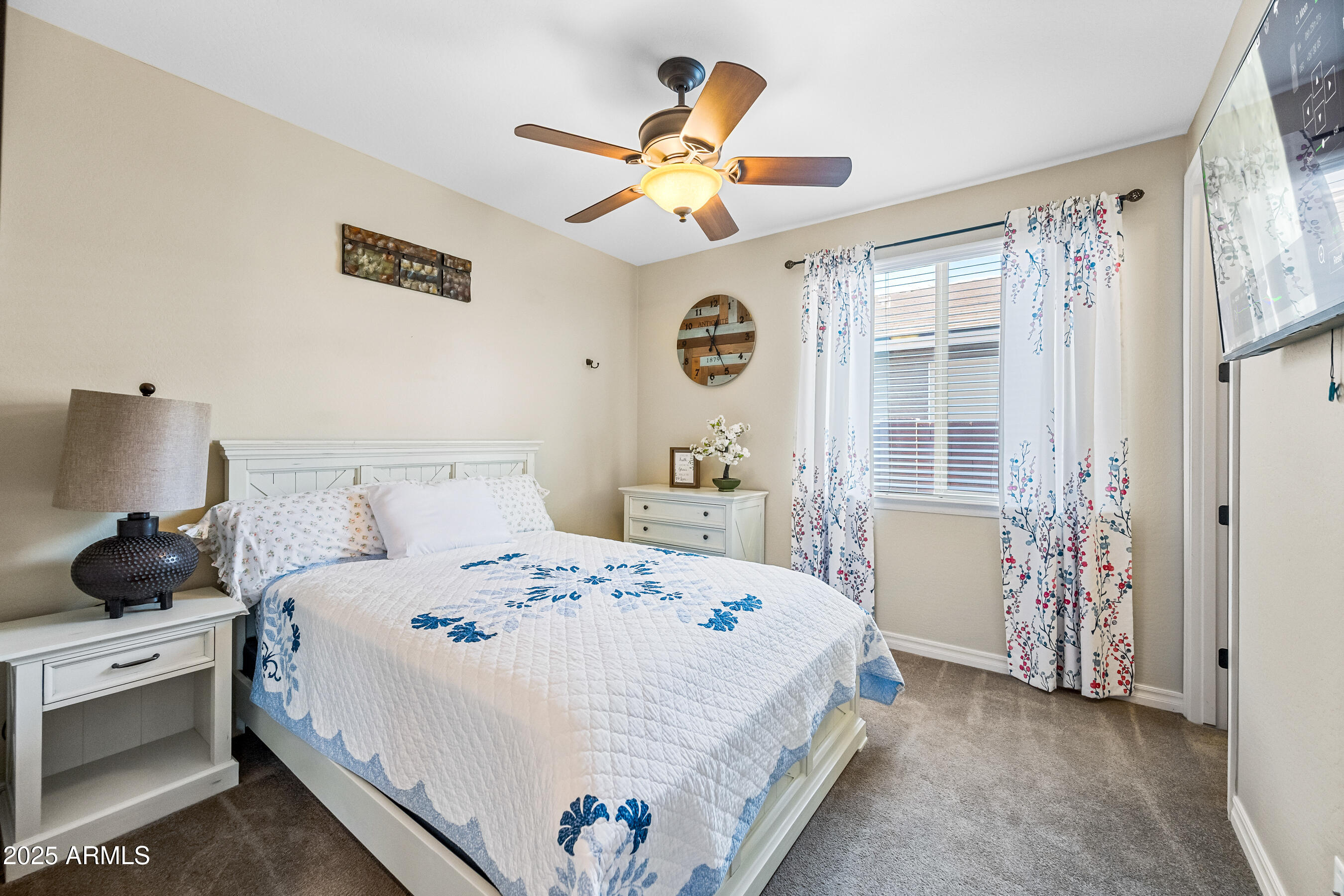 683 W HONEY LOCUST Avenue