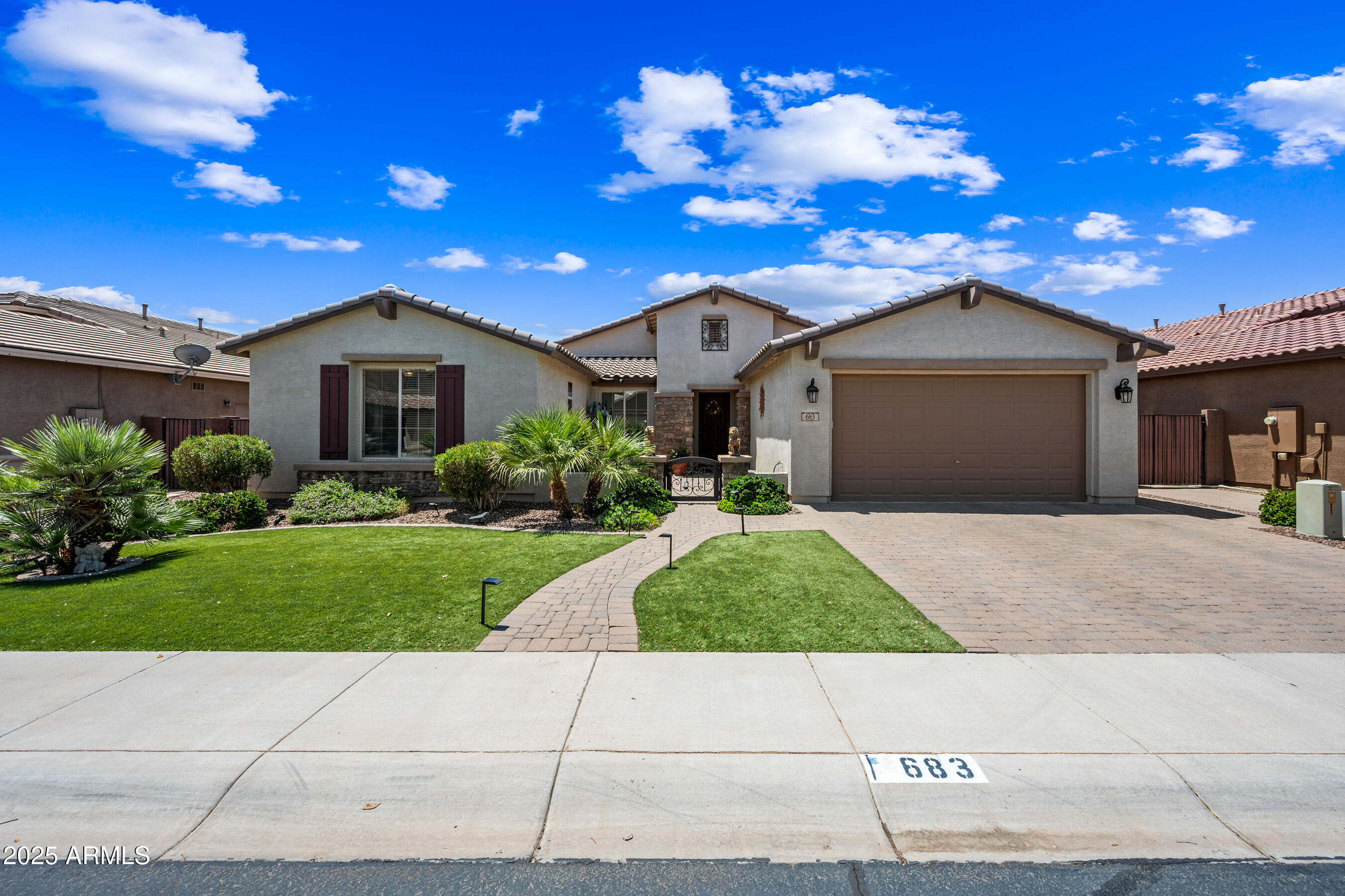 683 W HONEY LOCUST Avenue