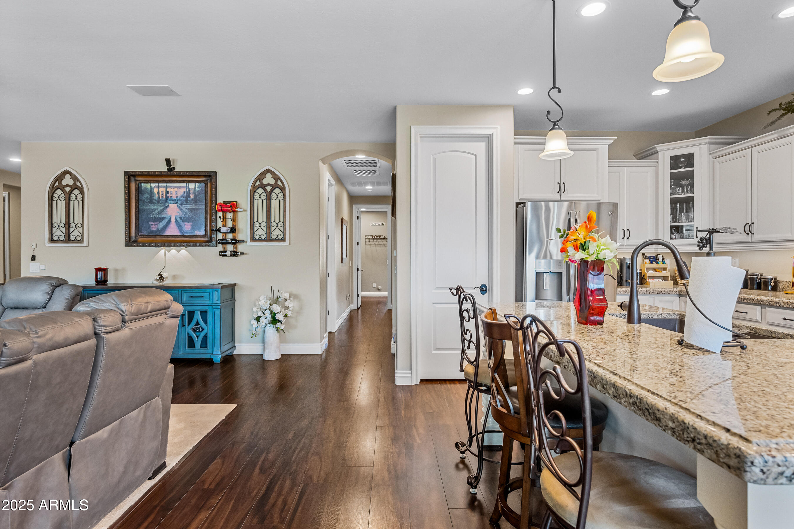 683 W HONEY LOCUST Avenue