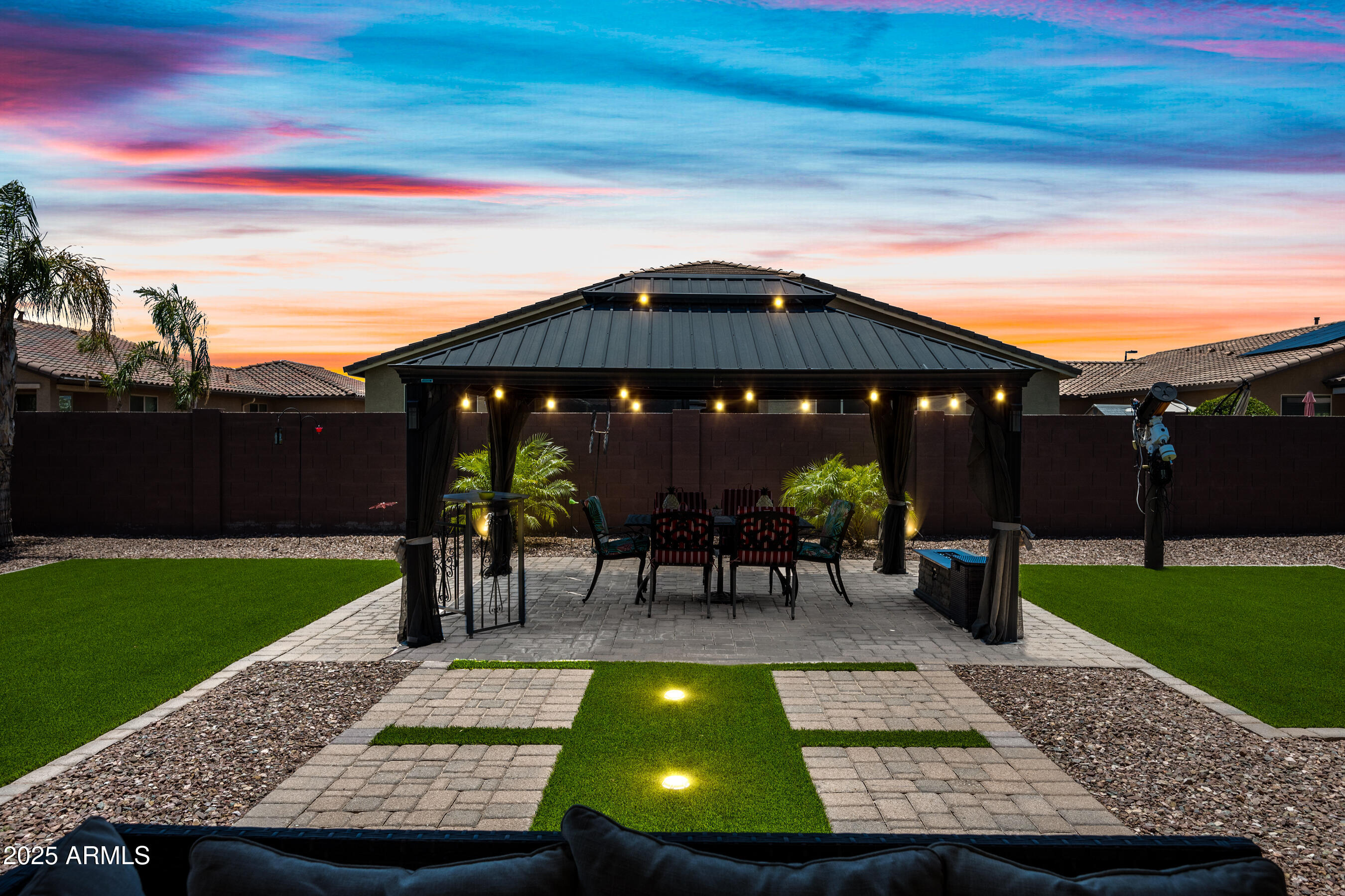 683 W HONEY LOCUST Avenue