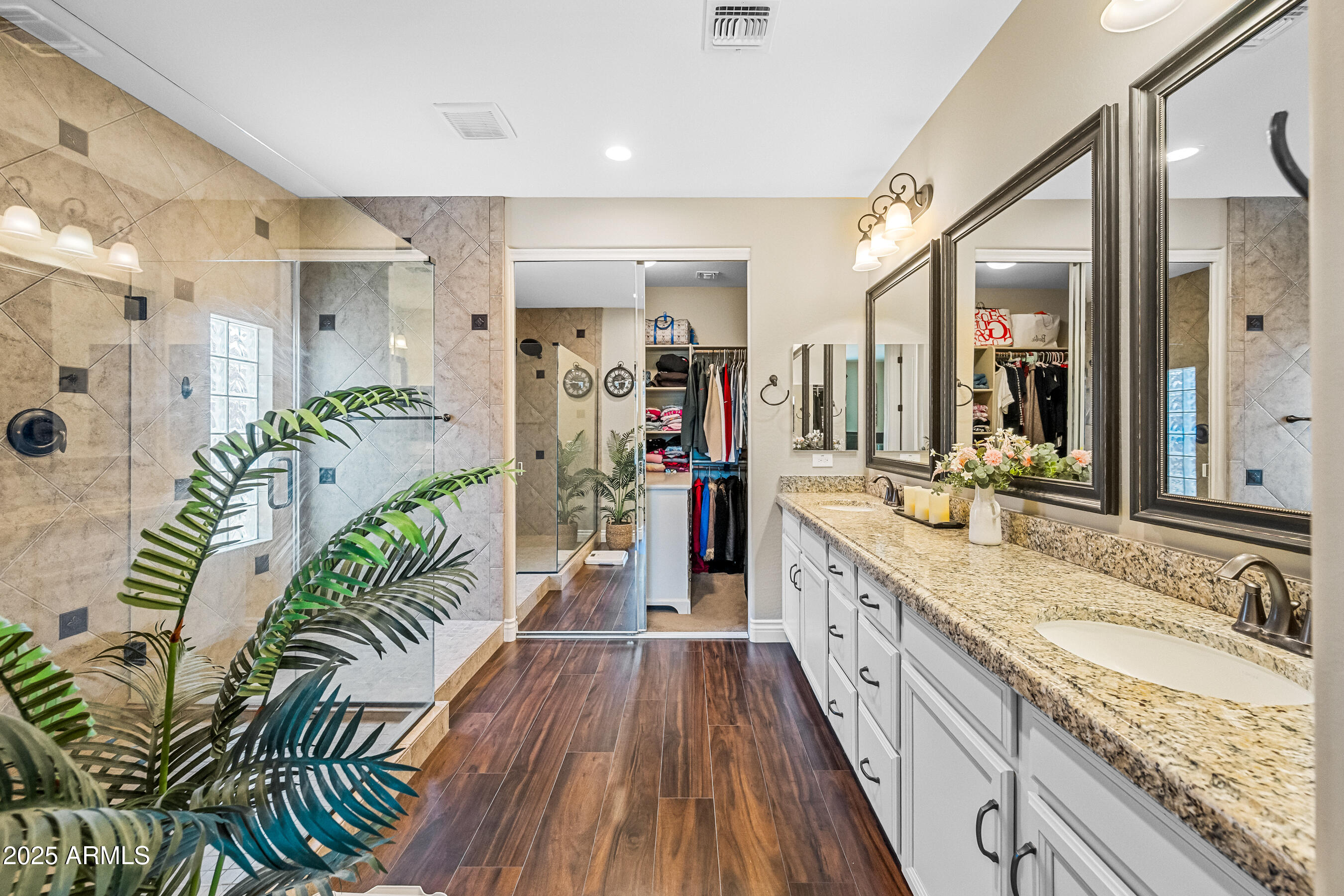 683 W HONEY LOCUST Avenue