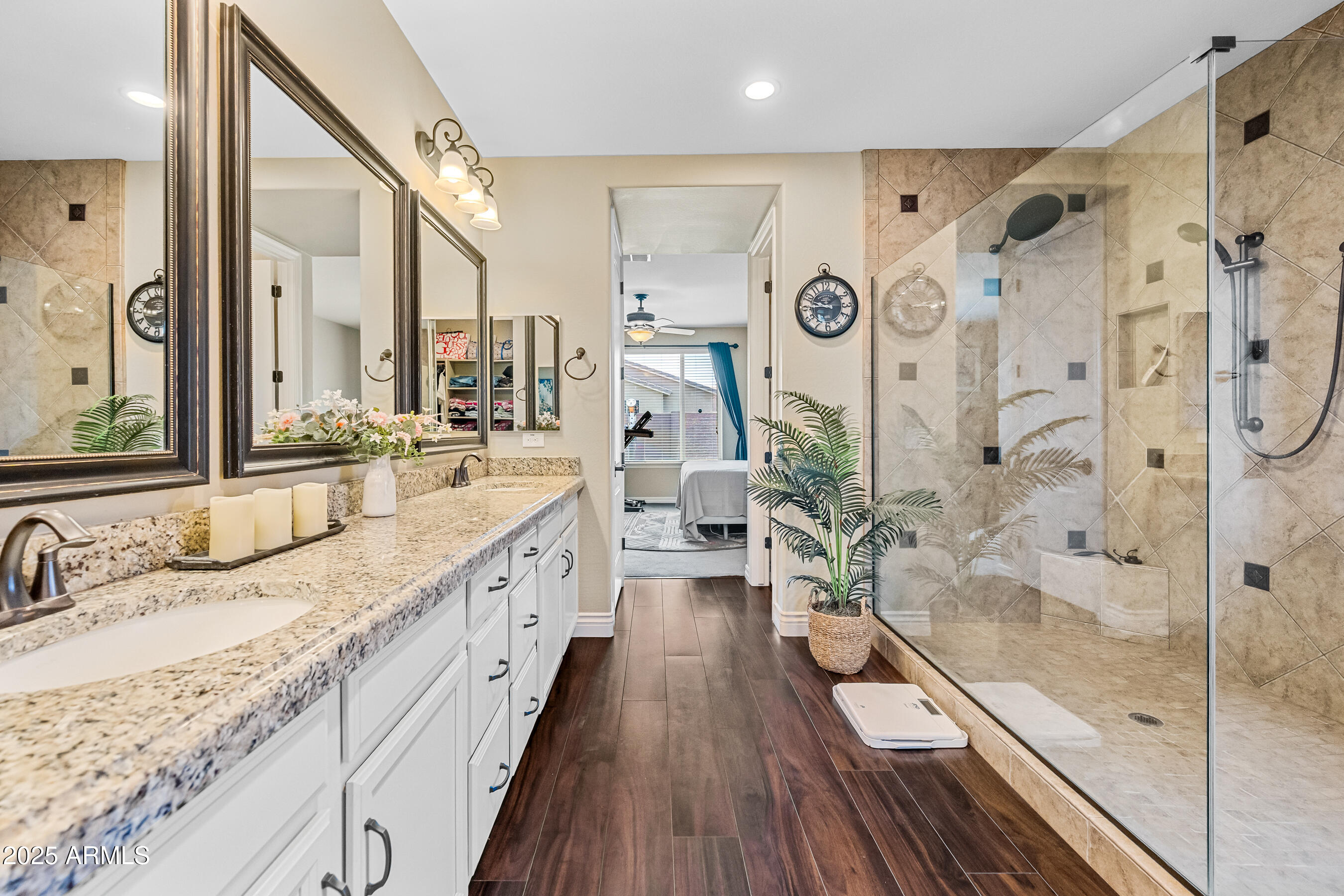 683 W HONEY LOCUST Avenue