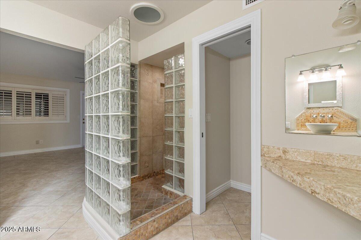 5750 N 10TH Street, 5