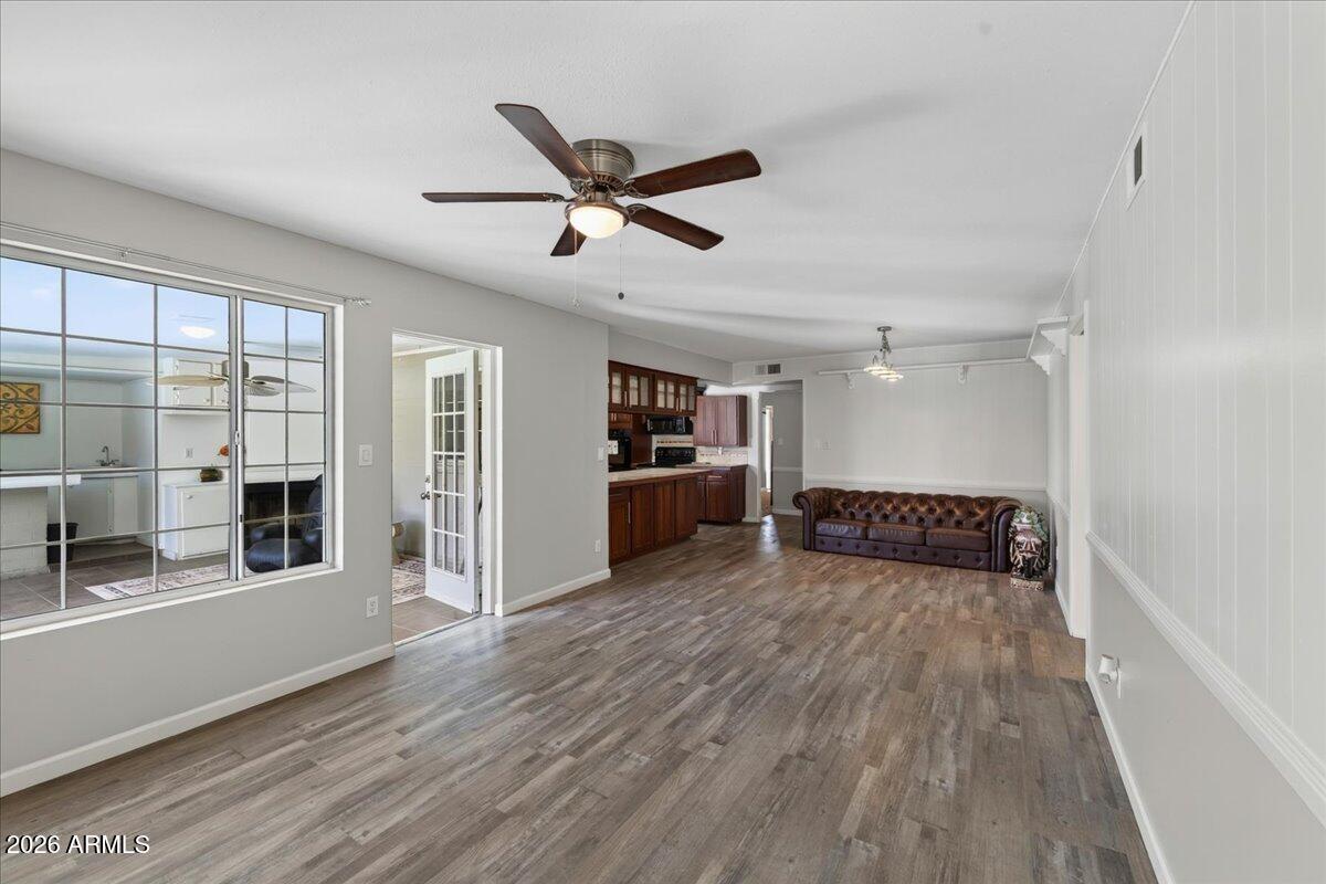 3135 W AUGUSTA Avenue