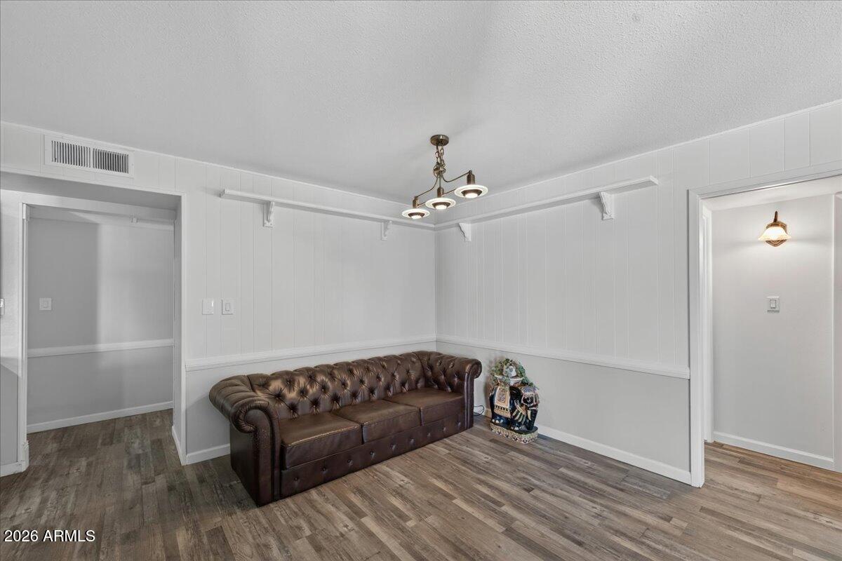 3135 W AUGUSTA Avenue