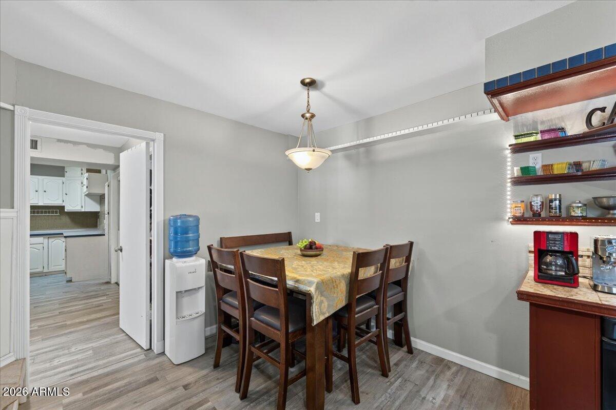 3135 W AUGUSTA Avenue