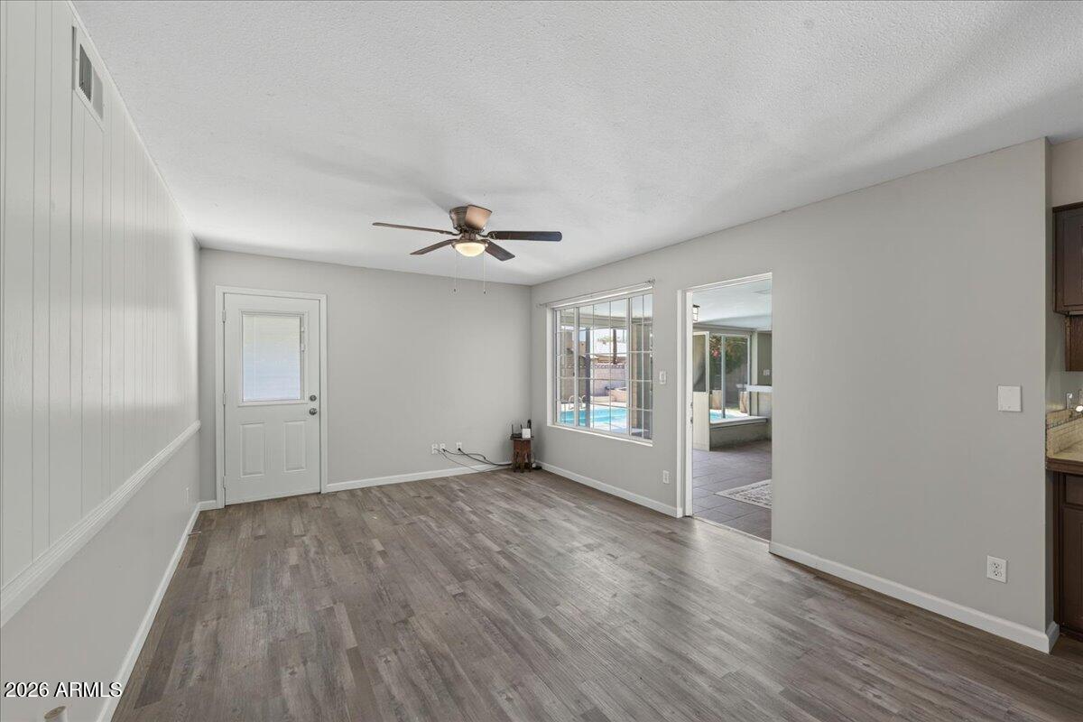3135 W AUGUSTA Avenue