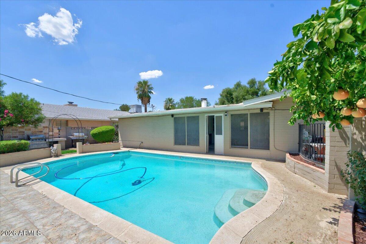 3135 W AUGUSTA Avenue