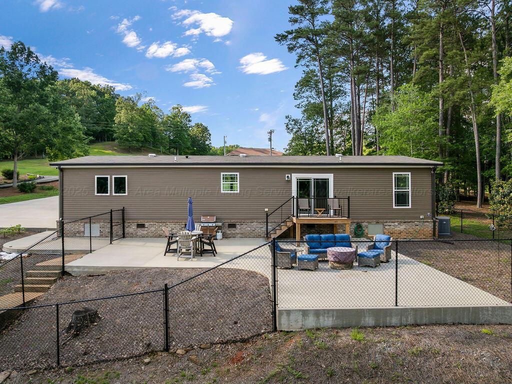 940 E LAKESHORE Dr