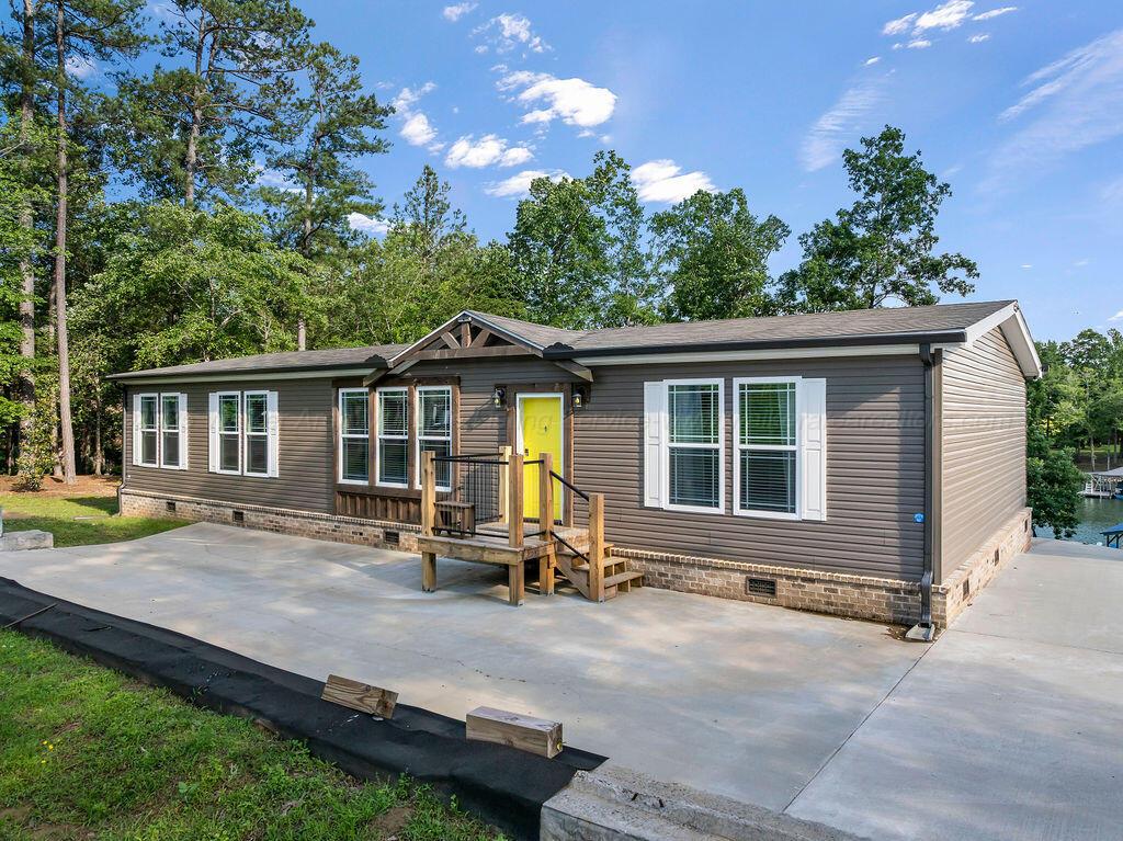 940 E LAKESHORE Dr