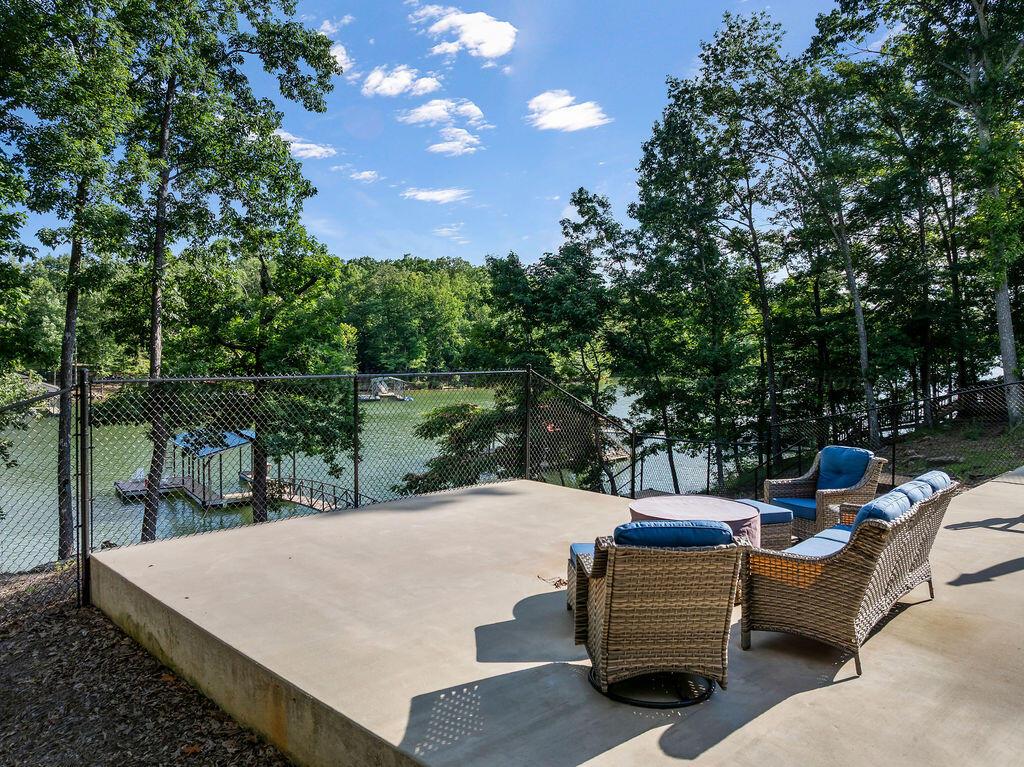 940 E LAKESHORE Dr