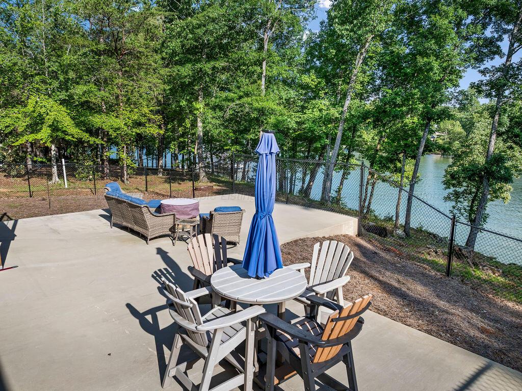 940 E LAKESHORE Dr