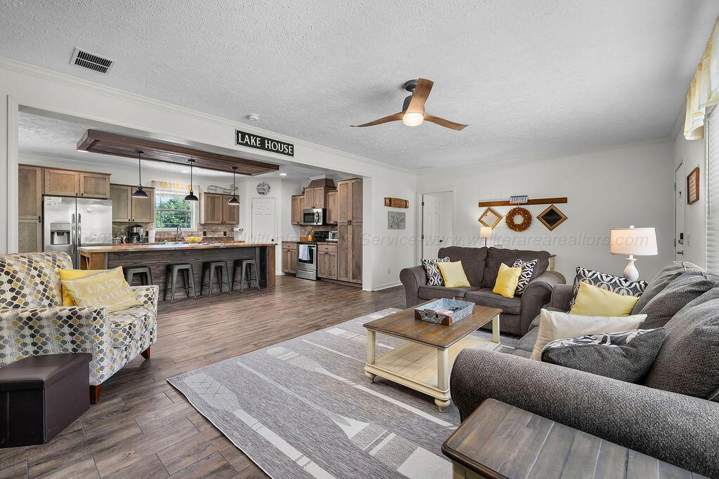 940 E LAKESHORE Dr